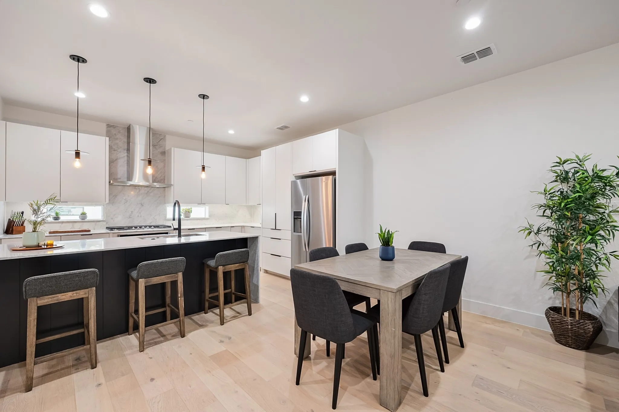 Townhouse For Sale in Dallas County , 1141 N Madison Avenue 105, Dallas, Texas 75208, 2 Bedroom, 3 Bathroom, 2 Garage spaces, 1,627 Sqft, built in 2022, mls#21358039, Real Estate Agent in Dallas, Homes For Sale in Dallas county, Homes For Sale in Dallas, Realtor in Dallas Texas, Real Estate Brokerage Independent Realty Texas, Luminita Cordes Realtor