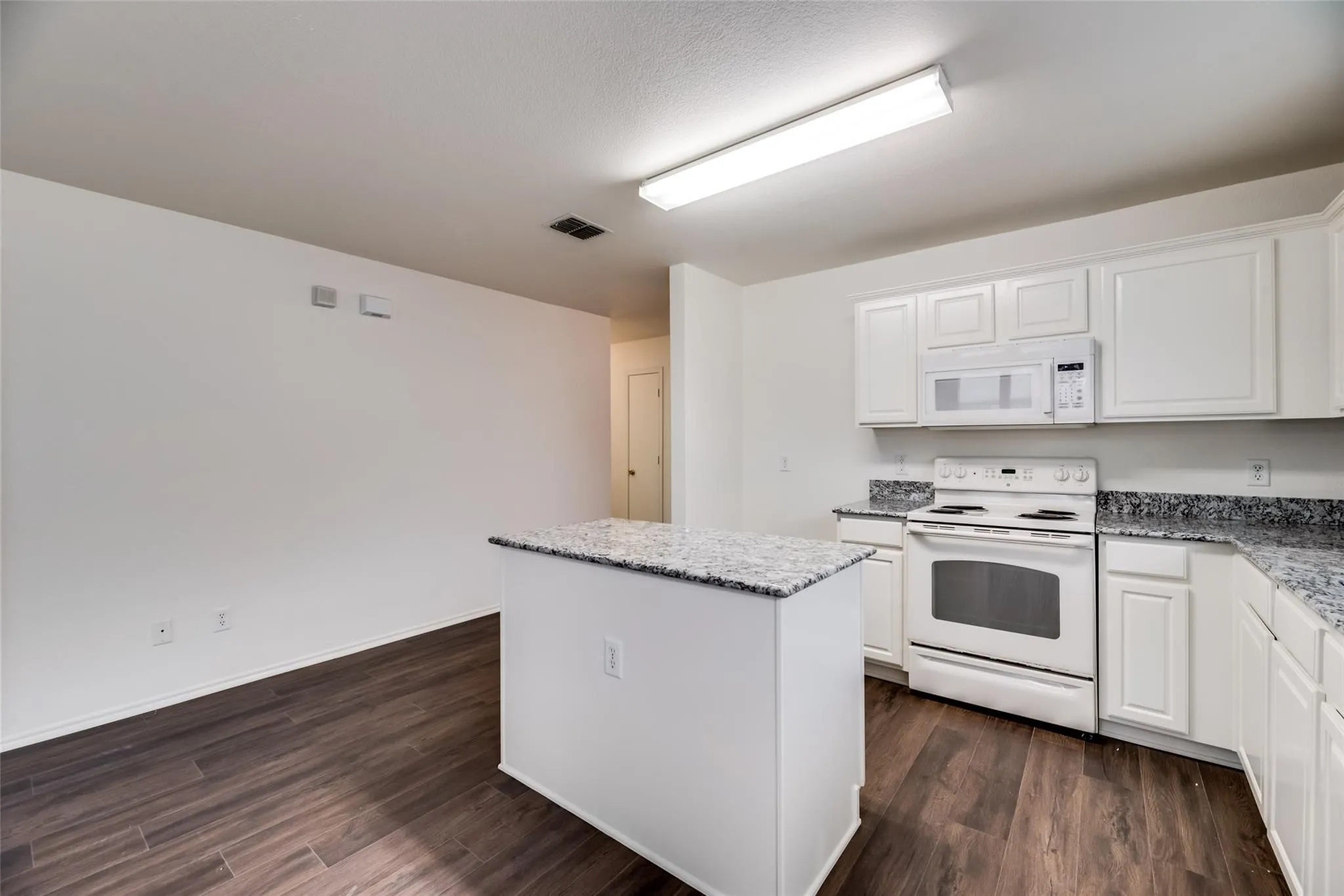 Single Family Residence For Rent in Dallas County , 2946 Midbury Drive, Lancaster, Texas 75134, 3 Bedroom, 3 Bathroom, 2 Garage spaces, 1,686 Sqft, built in 2005, Price $1,999, mls#21358066, Real Estate Agent in Lancaster, Homes For Rent in Dallas county, Homes For Rent in Lancaster, Realtor in Lancaster Texas, Real Estate Brokerage Independent Realty Texas, Luminita Cordes Realtor