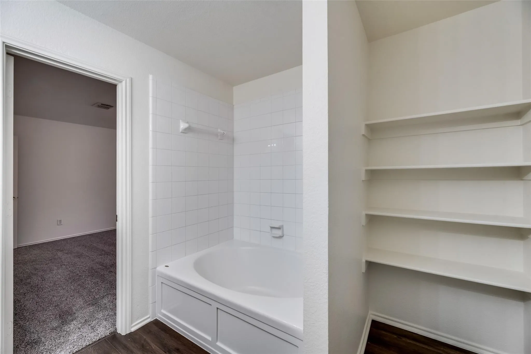 Single Family Residence For Rent in Dallas County , 2946 Midbury Drive, Lancaster, Texas 75134, 3 Bedroom, 3 Bathroom, 2 Garage spaces, 1,686 Sqft, built in 2005, Price $1,999, mls#21358066, Real Estate Agent in Lancaster, Homes For Rent in Dallas county, Homes For Rent in Lancaster, Realtor in Lancaster Texas, Real Estate Brokerage Independent Realty Texas, Luminita Cordes Realtor