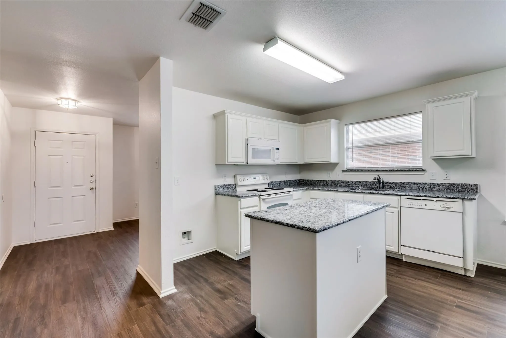 Single Family Residence For Rent in Dallas County , 2946 Midbury Drive, Lancaster, Texas 75134, 3 Bedroom, 3 Bathroom, 2 Garage spaces, 1,686 Sqft, built in 2005, Price $1,999, mls#21358066, Real Estate Agent in Lancaster, Homes For Rent in Dallas county, Homes For Rent in Lancaster, Realtor in Lancaster Texas, Real Estate Brokerage Independent Realty Texas, Luminita Cordes Realtor