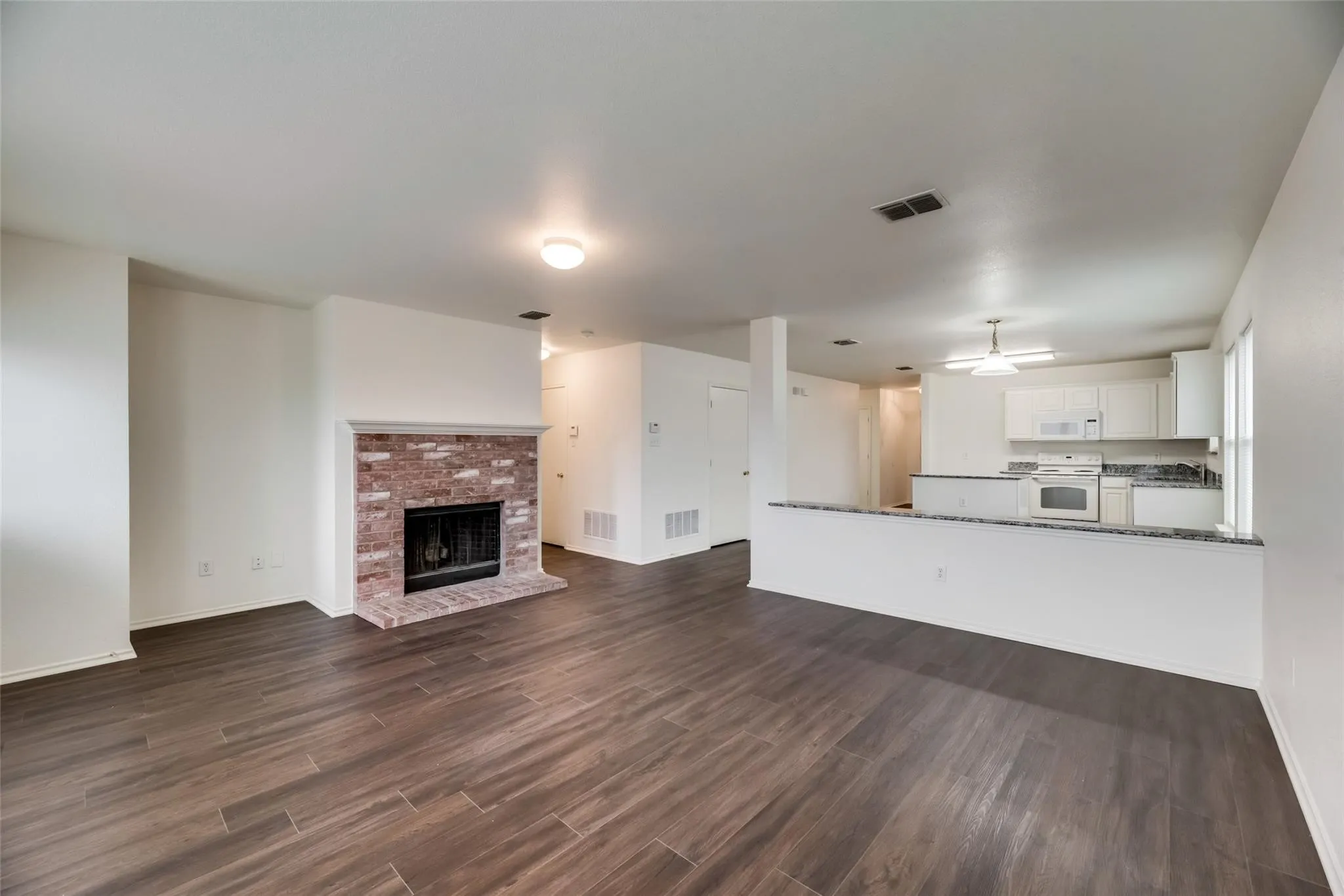Single Family Residence For Rent in Dallas County , 2946 Midbury Drive, Lancaster, Texas 75134, 3 Bedroom, 3 Bathroom, 2 Garage spaces, 1,686 Sqft, built in 2005, Price $1,999, mls#21358066, Real Estate Agent in Lancaster, Homes For Rent in Dallas county, Homes For Rent in Lancaster, Realtor in Lancaster Texas, Real Estate Brokerage Independent Realty Texas, Luminita Cordes Realtor