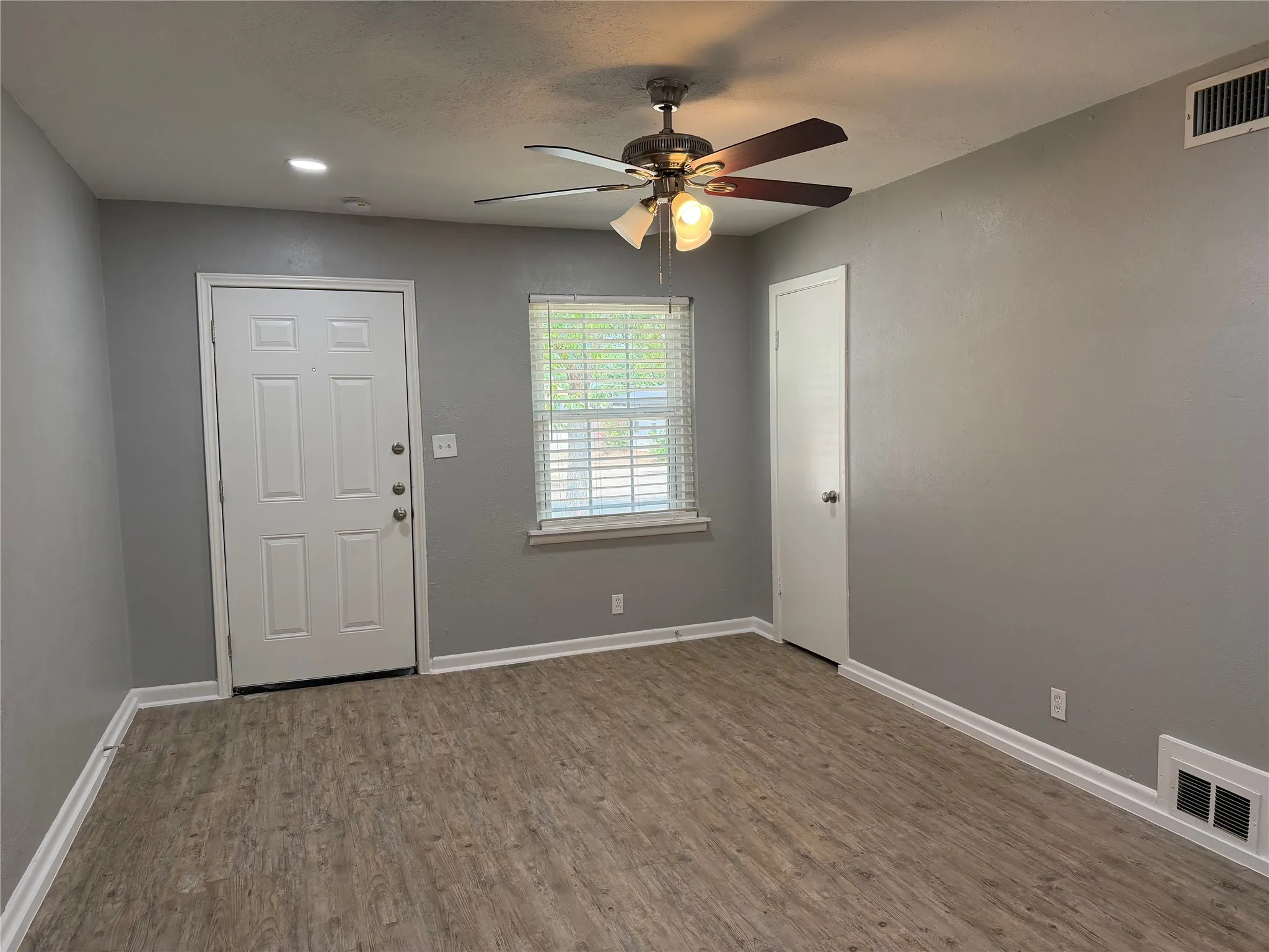 Duplex For Rent in Tarrant County , 2505 Normont Circle, Fort Worth, Texas 76103, 2 Bedroom, 1 Bathroom, 1 Garage spaces, 784 Sqft, built in 1954, mls#21351607, Real Estate Agent in Fort Worth, Homes For Rent in Tarrant county, Homes For Rent in Fort Worth, Realtor in Fort Worth Texas, Real Estate Brokerage Independent Realty Texas, Luminita Cordes Realtor