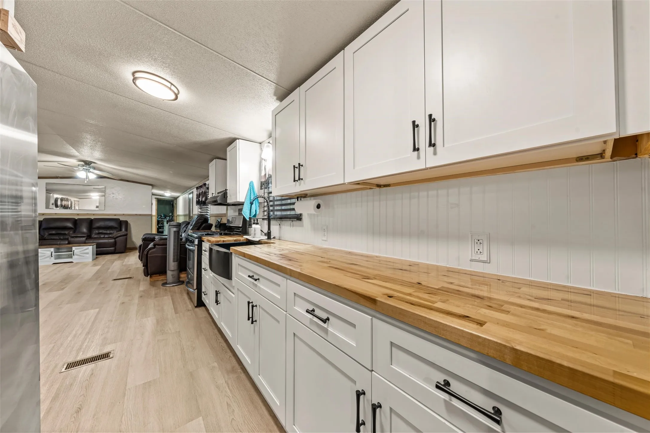 Manufactured Home For Sale in Mc Lennan County , 139 N 4th Street, Axtell, Texas 76624, 3 Bedroom, 2 Bathroom, 4 Garage spaces, 1,216 Sqft, built in 2006, mls#21357652, Real Estate Agent in Axtell, Homes For Sale in Mc Lennan county, Homes For Sale in Axtell, Realtor in Axtell Texas, Real Estate Brokerage Independent Realty Texas, Luminita Cordes Realtor