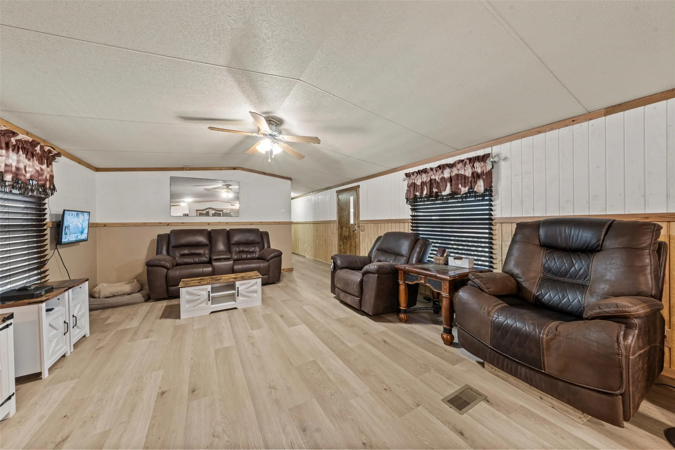 Manufactured Home For Sale in Mc Lennan County , 139 N 4th Street, Axtell, Texas 76624, 3 Bedroom, 2 Bathroom, 4 Garage spaces, 1,216 Sqft, built in 2006, mls#21357652, Real Estate Agent in Axtell, Homes For Sale in Mc Lennan county, Homes For Sale in Axtell, Realtor in Axtell Texas, Real Estate Brokerage Independent Realty Texas, Luminita Cordes Realtor