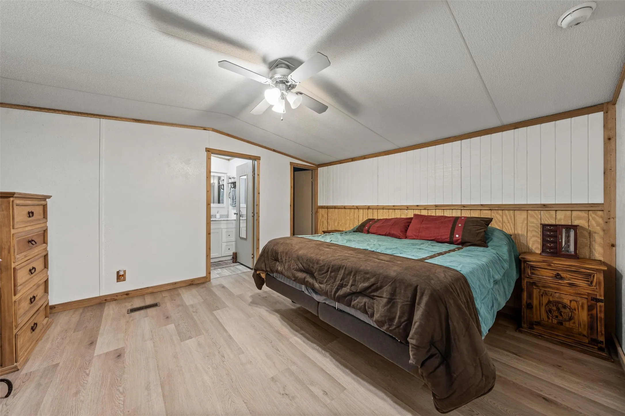 Manufactured Home For Sale in Mc Lennan County , 139 N 4th Street, Axtell, Texas 76624, 3 Bedroom, 2 Bathroom, 4 Garage spaces, 1,216 Sqft, built in 2006, mls#21357652, Real Estate Agent in Axtell, Homes For Sale in Mc Lennan county, Homes For Sale in Axtell, Realtor in Axtell Texas, Real Estate Brokerage Independent Realty Texas, Luminita Cordes Realtor