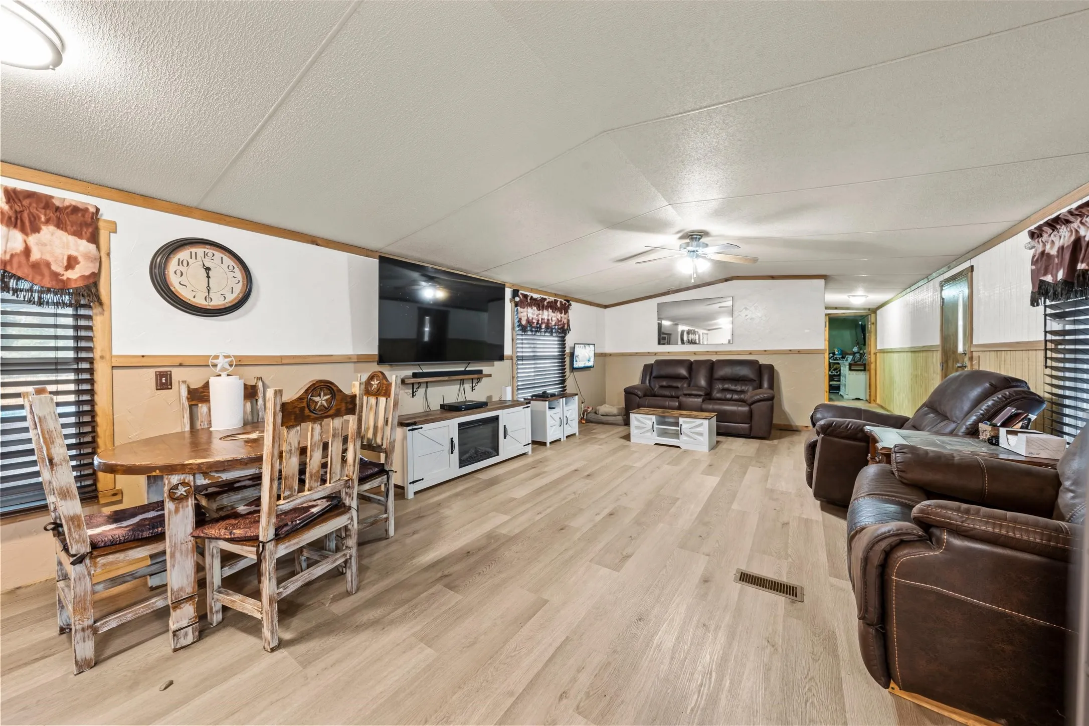 Manufactured Home For Sale in Mc Lennan County , 139 N 4th Street, Axtell, Texas 76624, 3 Bedroom, 2 Bathroom, 4 Garage spaces, 1,216 Sqft, built in 2006, mls#21357652, Real Estate Agent in Axtell, Homes For Sale in Mc Lennan county, Homes For Sale in Axtell, Realtor in Axtell Texas, Real Estate Brokerage Independent Realty Texas, Luminita Cordes Realtor