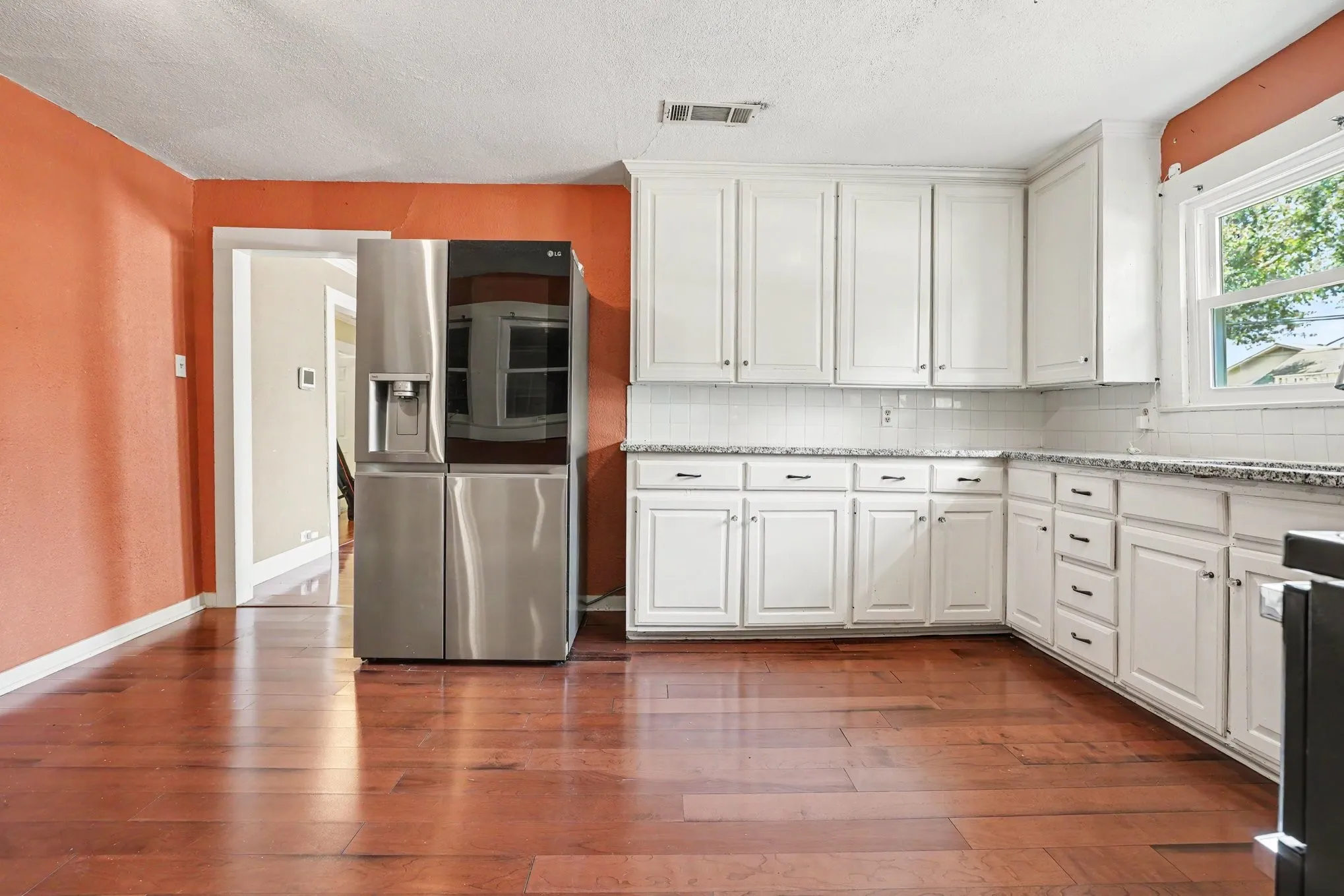 Single Family Residence For Sale in Kaufman County , 407 W 4th Street, Kaufman, Texas 75142, 3 Bedroom, 2 Bathroom, Garage spaces, 1,500 Sqft, built in 1960, mls#21350577, Real Estate Agent in Kaufman, Homes For Sale in Kaufman county, Homes For Sale in Kaufman, Realtor in Kaufman Texas, Real Estate Brokerage Independent Realty Texas, Luminita Cordes Realtor