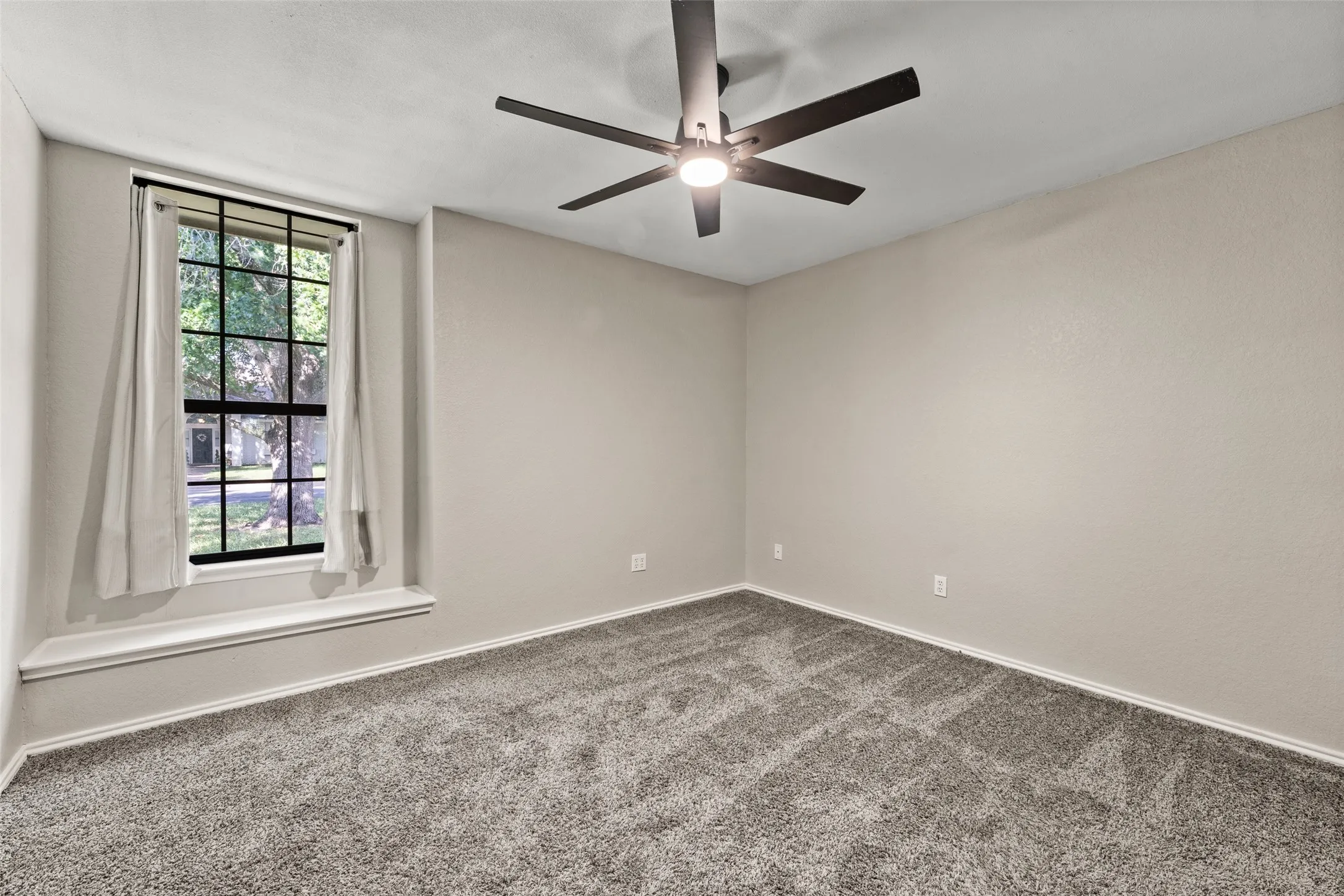 Single Family Residence For Sale in Mc Lennan County , 209 Bonham Drive, Hewitt, Texas 76643, 3 Bedroom, 2 Bathroom, 2 Garage spaces, 1,774 Sqft, built in 1987, mls#21357619, Real Estate Agent in Hewitt, Homes For Sale in Mc Lennan county, Homes For Sale in Hewitt, Realtor in Hewitt Texas, Real Estate Brokerage Independent Realty Texas, Luminita Cordes Realtor