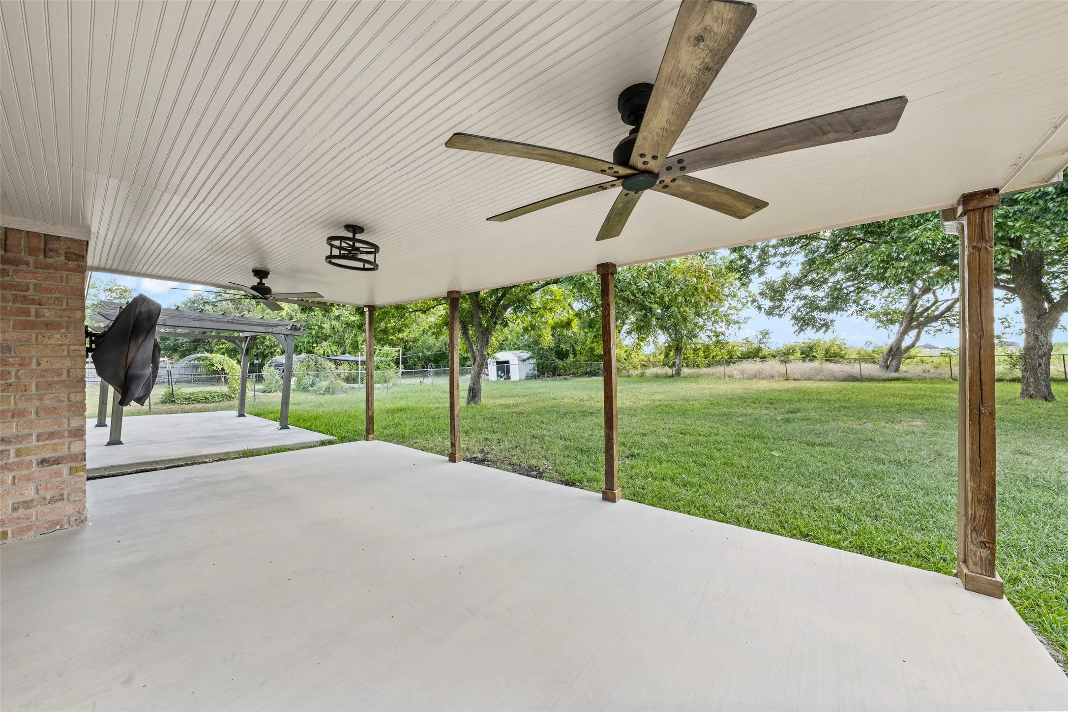 Single Family Residence For Sale in Mc Lennan County , 209 Bonham Drive, Hewitt, Texas 76643, 3 Bedroom, 2 Bathroom, 2 Garage spaces, 1,774 Sqft, built in 1987, mls#21357619, Real Estate Agent in Hewitt, Homes For Sale in Mc Lennan county, Homes For Sale in Hewitt, Realtor in Hewitt Texas, Real Estate Brokerage Independent Realty Texas, Luminita Cordes Realtor