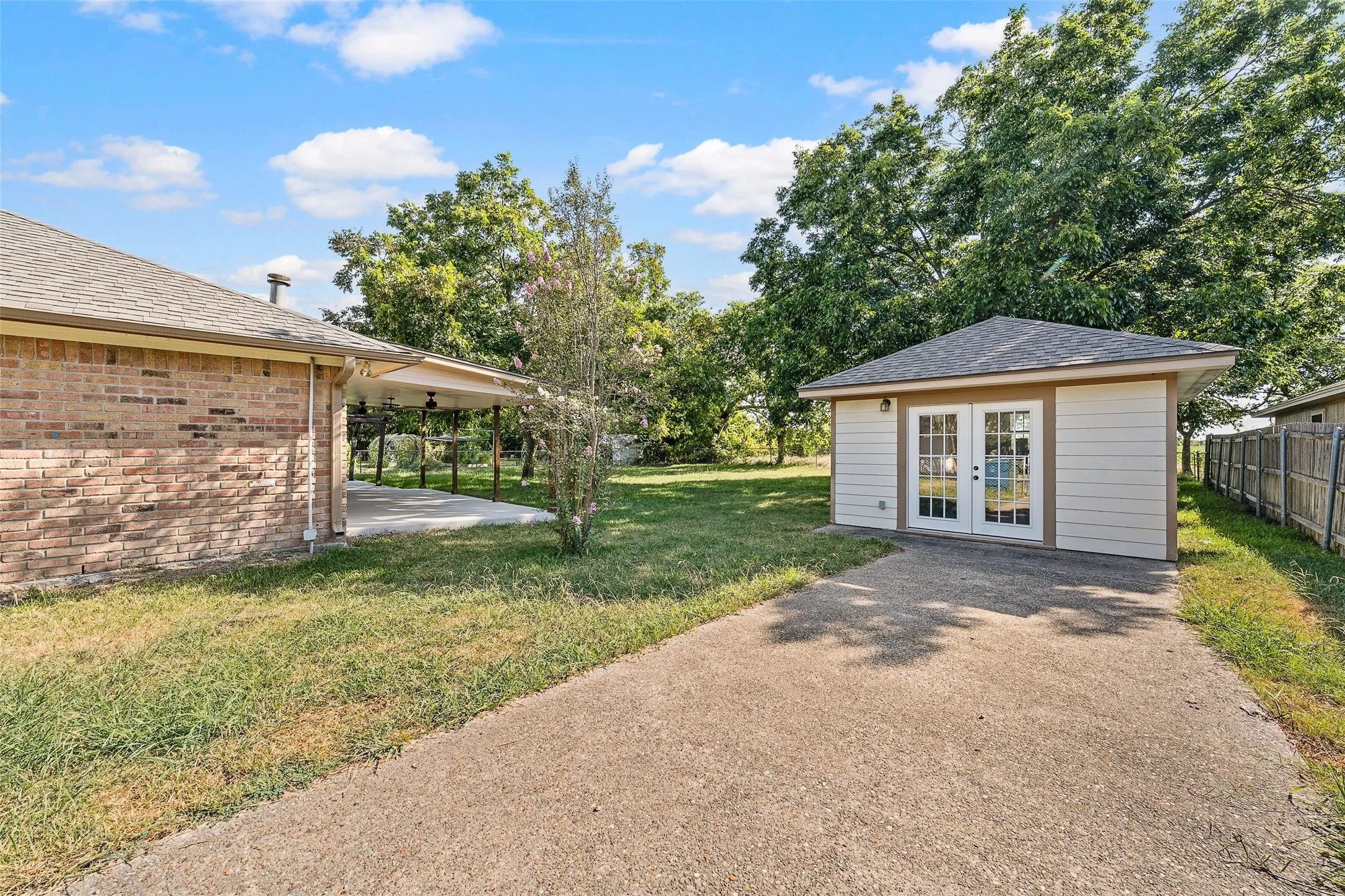 Single Family Residence For Sale in Mc Lennan County , 209 Bonham Drive, Hewitt, Texas 76643, 3 Bedroom, 2 Bathroom, 2 Garage spaces, 1,774 Sqft, built in 1987, mls#21357619, Real Estate Agent in Hewitt, Homes For Sale in Mc Lennan county, Homes For Sale in Hewitt, Realtor in Hewitt Texas, Real Estate Brokerage Independent Realty Texas, Luminita Cordes Realtor