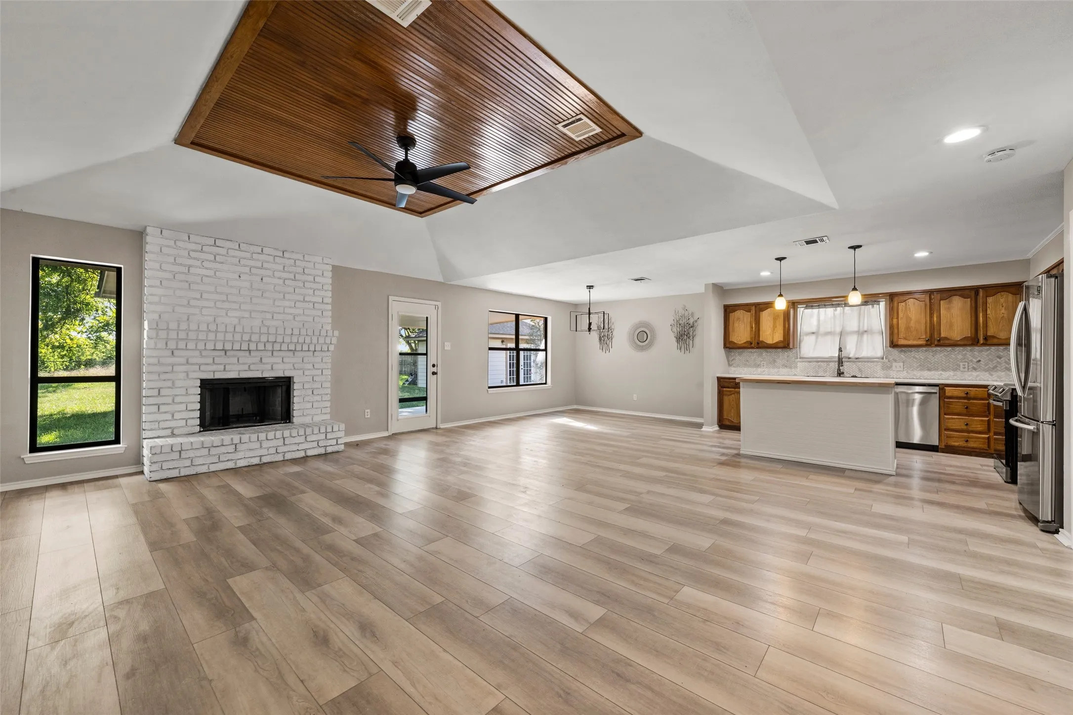 Single Family Residence For Sale in Mc Lennan County , 209 Bonham Drive, Hewitt, Texas 76643, 3 Bedroom, 2 Bathroom, 2 Garage spaces, 1,774 Sqft, built in 1987, mls#21357619, Real Estate Agent in Hewitt, Homes For Sale in Mc Lennan county, Homes For Sale in Hewitt, Realtor in Hewitt Texas, Real Estate Brokerage Independent Realty Texas, Luminita Cordes Realtor