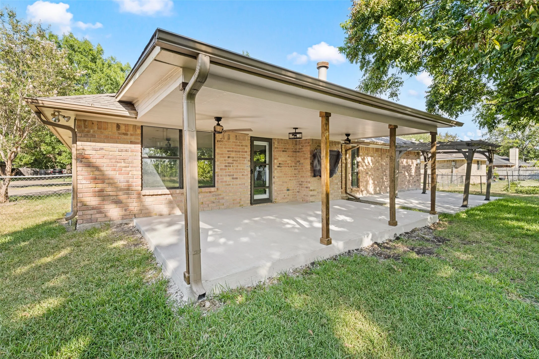 Single Family Residence For Sale in Mc Lennan County , 209 Bonham Drive, Hewitt, Texas 76643, 3 Bedroom, 2 Bathroom, 2 Garage spaces, 1,774 Sqft, built in 1987, mls#21357619, Real Estate Agent in Hewitt, Homes For Sale in Mc Lennan county, Homes For Sale in Hewitt, Realtor in Hewitt Texas, Real Estate Brokerage Independent Realty Texas, Luminita Cordes Realtor