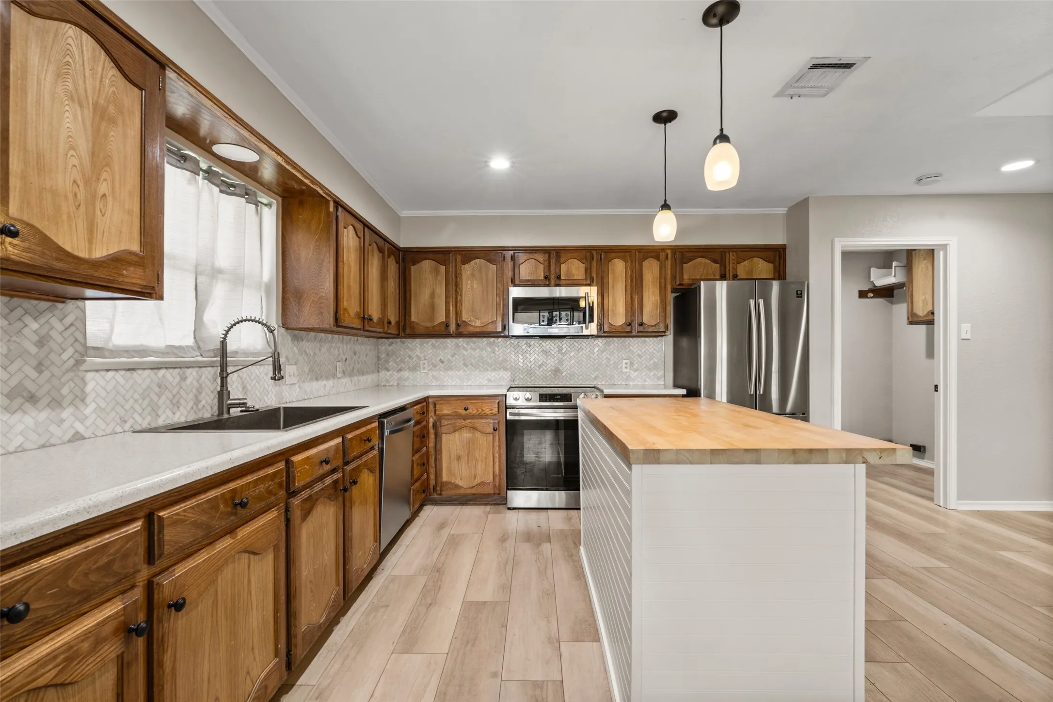 Single Family Residence For Sale in Mc Lennan County , 209 Bonham Drive, Hewitt, Texas 76643, 3 Bedroom, 2 Bathroom, 2 Garage spaces, 1,774 Sqft, built in 1987, mls#21357619, Real Estate Agent in Hewitt, Homes For Sale in Mc Lennan county, Homes For Sale in Hewitt, Realtor in Hewitt Texas, Real Estate Brokerage Independent Realty Texas, Luminita Cordes Realtor
