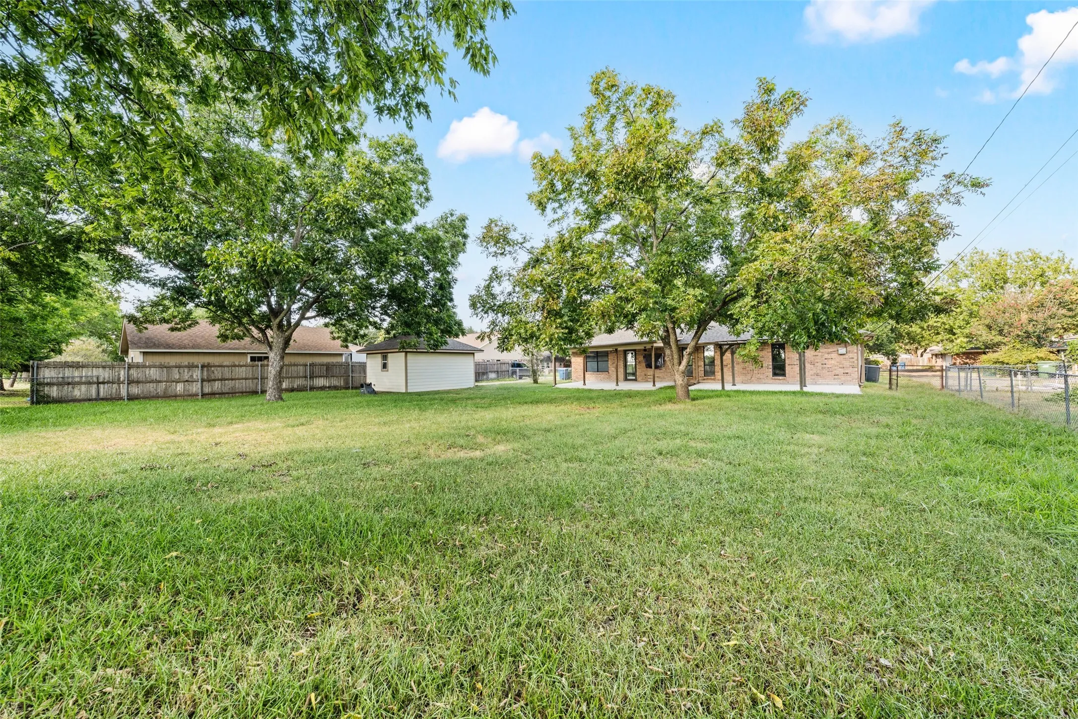 Single Family Residence For Sale in Mc Lennan County , 209 Bonham Drive, Hewitt, Texas 76643, 3 Bedroom, 2 Bathroom, 2 Garage spaces, 1,774 Sqft, built in 1987, mls#21357619, Real Estate Agent in Hewitt, Homes For Sale in Mc Lennan county, Homes For Sale in Hewitt, Realtor in Hewitt Texas, Real Estate Brokerage Independent Realty Texas, Luminita Cordes Realtor