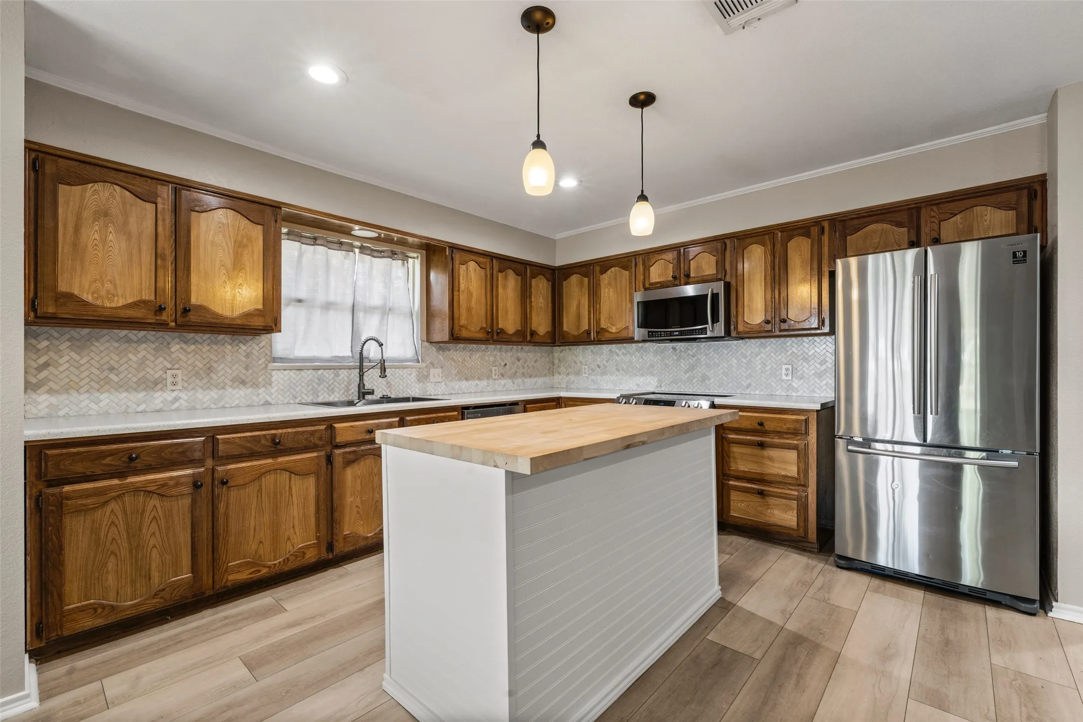 Single Family Residence For Sale in Mc Lennan County , 209 Bonham Drive, Hewitt, Texas 76643, 3 Bedroom, 2 Bathroom, 2 Garage spaces, 1,774 Sqft, built in 1987, mls#21357619, Real Estate Agent in Hewitt, Homes For Sale in Mc Lennan county, Homes For Sale in Hewitt, Realtor in Hewitt Texas, Real Estate Brokerage Independent Realty Texas, Luminita Cordes Realtor