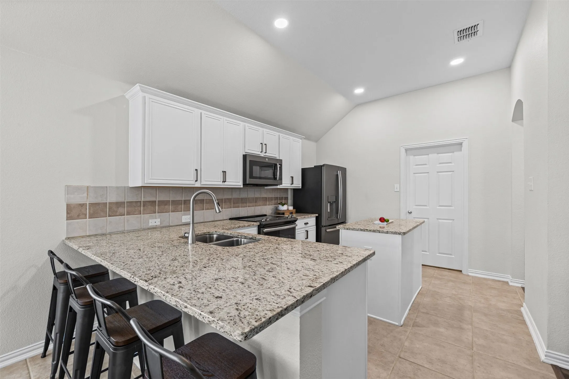 Single Family Residence For Sale in Ellis County , 6401 Orange Blossom Drive, Midlothian, Texas 76065, 3 Bedroom, 2 Bathroom, 2 Garage spaces, 1,776 Sqft, built in 2006, mls#21337334, Real Estate Agent in Midlothian, Homes For Sale in Ellis county, Homes For Sale in Midlothian, Realtor in Midlothian Texas, Real Estate Brokerage Independent Realty Texas, Luminita Cordes Realtor