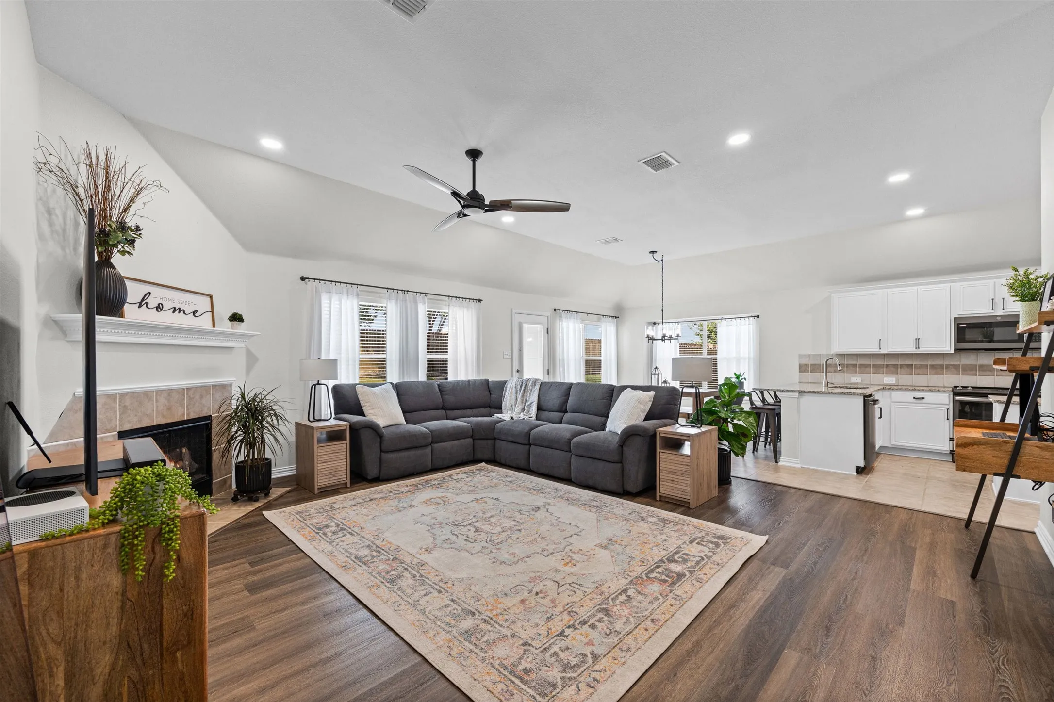 Single Family Residence For Sale in Ellis County , 6401 Orange Blossom Drive, Midlothian, Texas 76065, 3 Bedroom, 2 Bathroom, 2 Garage spaces, 1,776 Sqft, built in 2006, mls#21337334, Real Estate Agent in Midlothian, Homes For Sale in Ellis county, Homes For Sale in Midlothian, Realtor in Midlothian Texas, Real Estate Brokerage Independent Realty Texas, Luminita Cordes Realtor