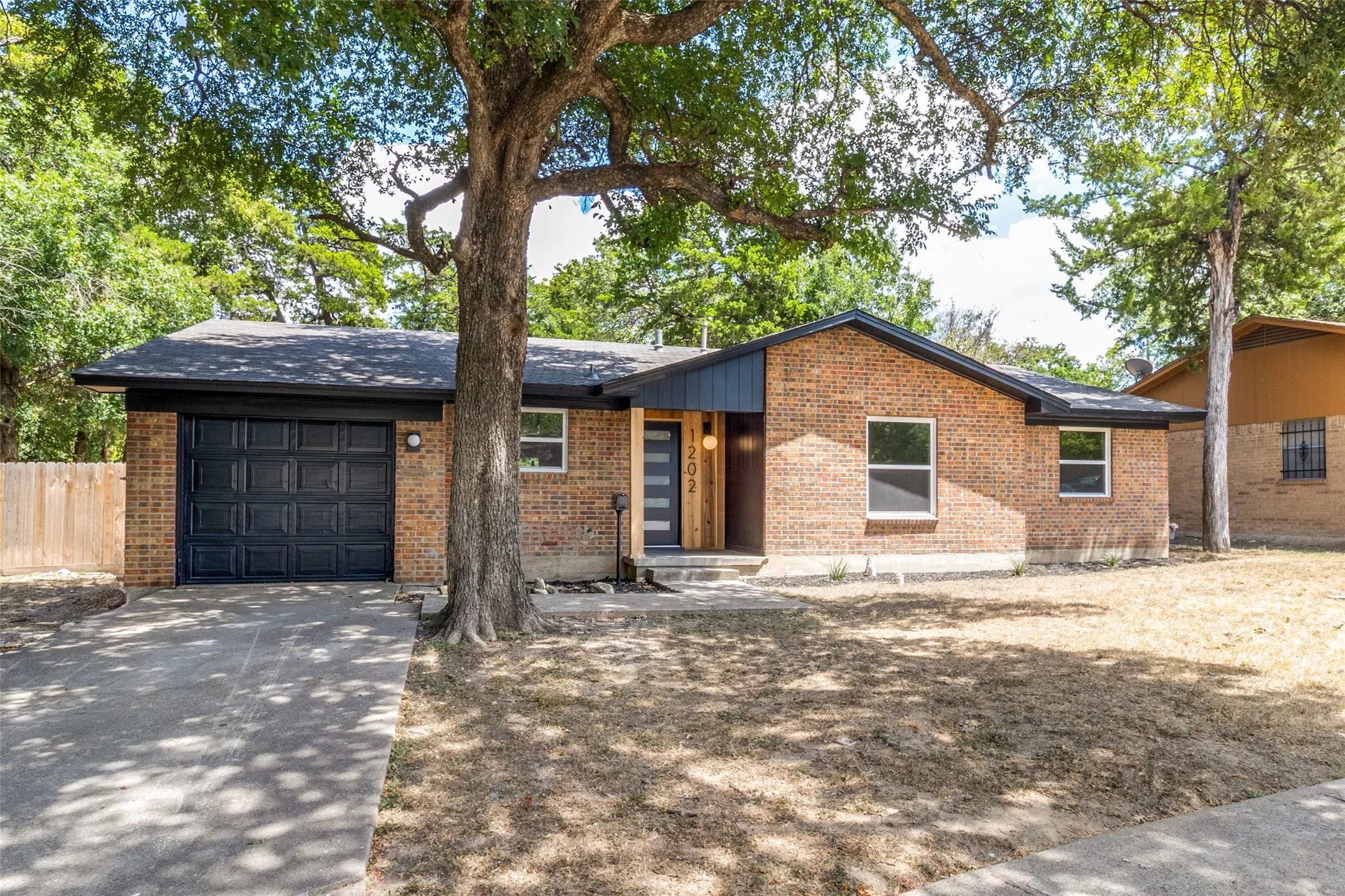 Single Family Residence For Sale in Dallas County , 1202 Arizona Avenue, Dallas, Texas 75216, 4 Bedroom, 2 Bathroom, 1 Garage spaces, 1,368 Sqft, built in 1975, mls#21357754, Real Estate Agent in Dallas, Homes For Sale in Dallas county, Homes For Sale in Dallas, Realtor in Dallas Texas, Real Estate Brokerage Independent Realty Texas, Luminita Cordes Realtor
