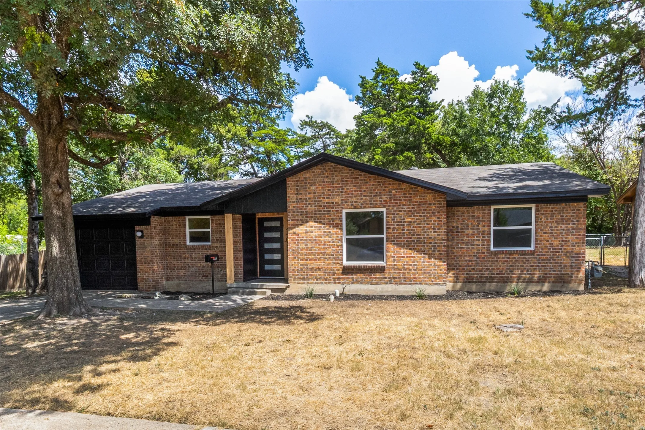 Single Family Residence For Sale in Dallas County , 1202 Arizona Avenue, Dallas, Texas 75216, 4 Bedroom, 2 Bathroom, 1 Garage spaces, 1,368 Sqft, built in 1975, mls#21357754, Real Estate Agent in Dallas, Homes For Sale in Dallas county, Homes For Sale in Dallas, Realtor in Dallas Texas, Real Estate Brokerage Independent Realty Texas, Luminita Cordes Realtor
