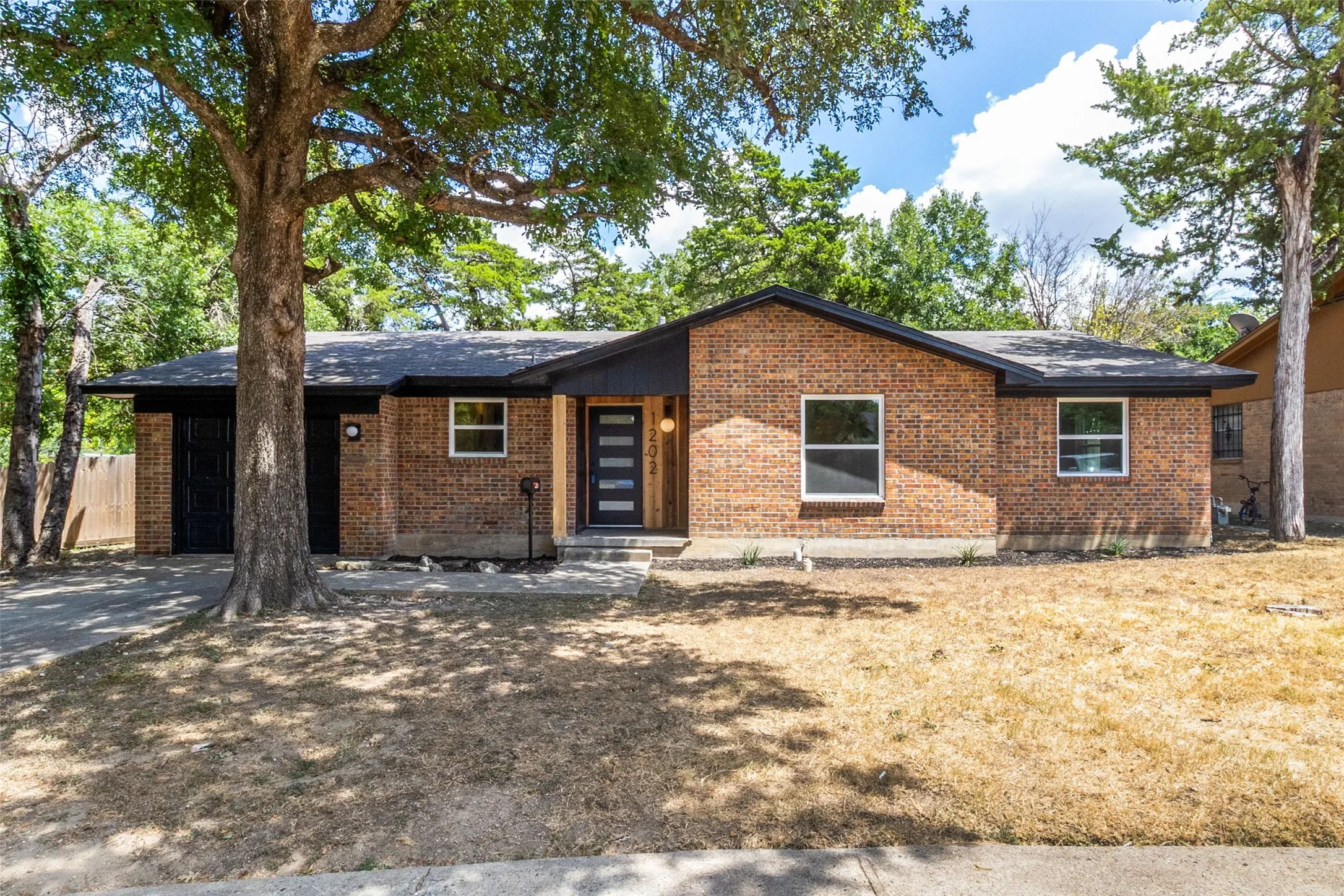 Single Family Residence For Sale in Dallas County , 1202 Arizona Avenue, Dallas, Texas 75216, 4 Bedroom, 2 Bathroom, 1 Garage spaces, 1,368 Sqft, built in 1975, mls#21357754, Real Estate Agent in Dallas, Homes For Sale in Dallas county, Homes For Sale in Dallas, Realtor in Dallas Texas, Real Estate Brokerage Independent Realty Texas, Luminita Cordes Realtor