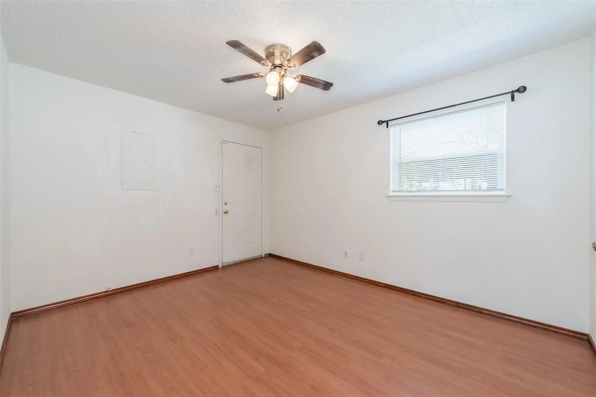 Single Family Residence For Rent in Tarrant County , 4024 Frazier Avenue, Fort Worth, Texas 76110, 2 Bedroom, 2 Bathroom, 1 Garage spaces, 983 Sqft, built in 1971, mls#21357851, Real Estate Agent in Fort Worth, Homes For Rent in Tarrant county, Homes For Rent in Fort Worth, Realtor in Fort Worth Texas, Real Estate Brokerage Independent Realty Texas, Luminita Cordes Realtor