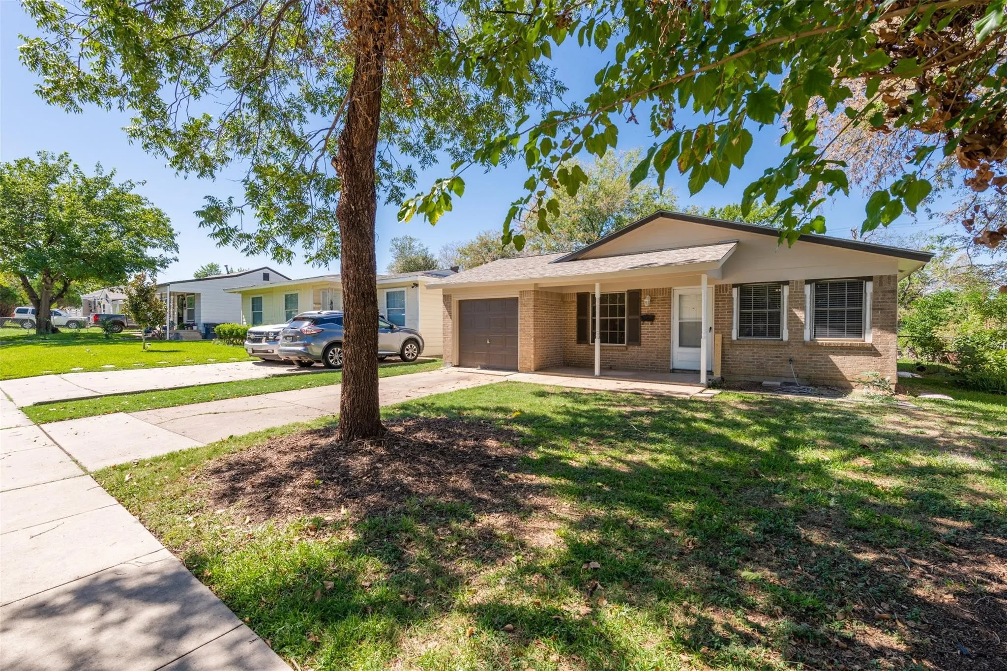 Single Family Residence For Rent in Tarrant County , 4024 Frazier Avenue, Fort Worth, Texas 76110, 2 Bedroom, 2 Bathroom, 1 Garage spaces, 983 Sqft, built in 1971, mls#21357851, Real Estate Agent in Fort Worth, Homes For Rent in Tarrant county, Homes For Rent in Fort Worth, Realtor in Fort Worth Texas, Real Estate Brokerage Independent Realty Texas, Luminita Cordes Realtor