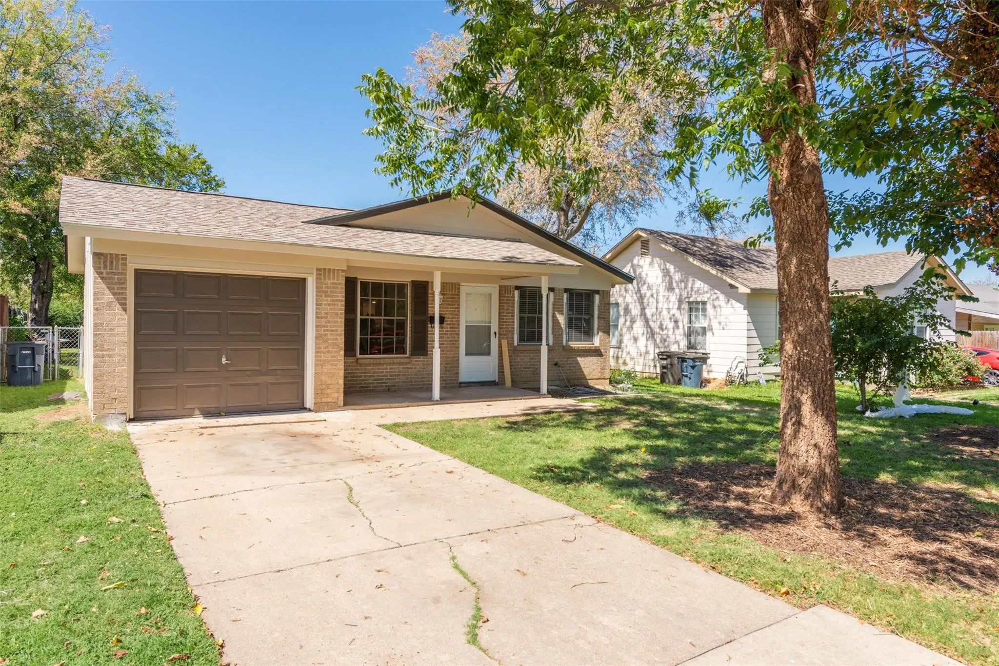 Single Family Residence For Rent in Tarrant County , 4024 Frazier Avenue, Fort Worth, Texas 76110, 2 Bedroom, 2 Bathroom, 1 Garage spaces, 983 Sqft, built in 1971, mls#21357851, Real Estate Agent in Fort Worth, Homes For Rent in Tarrant county, Homes For Rent in Fort Worth, Realtor in Fort Worth Texas, Real Estate Brokerage Independent Realty Texas, Luminita Cordes Realtor