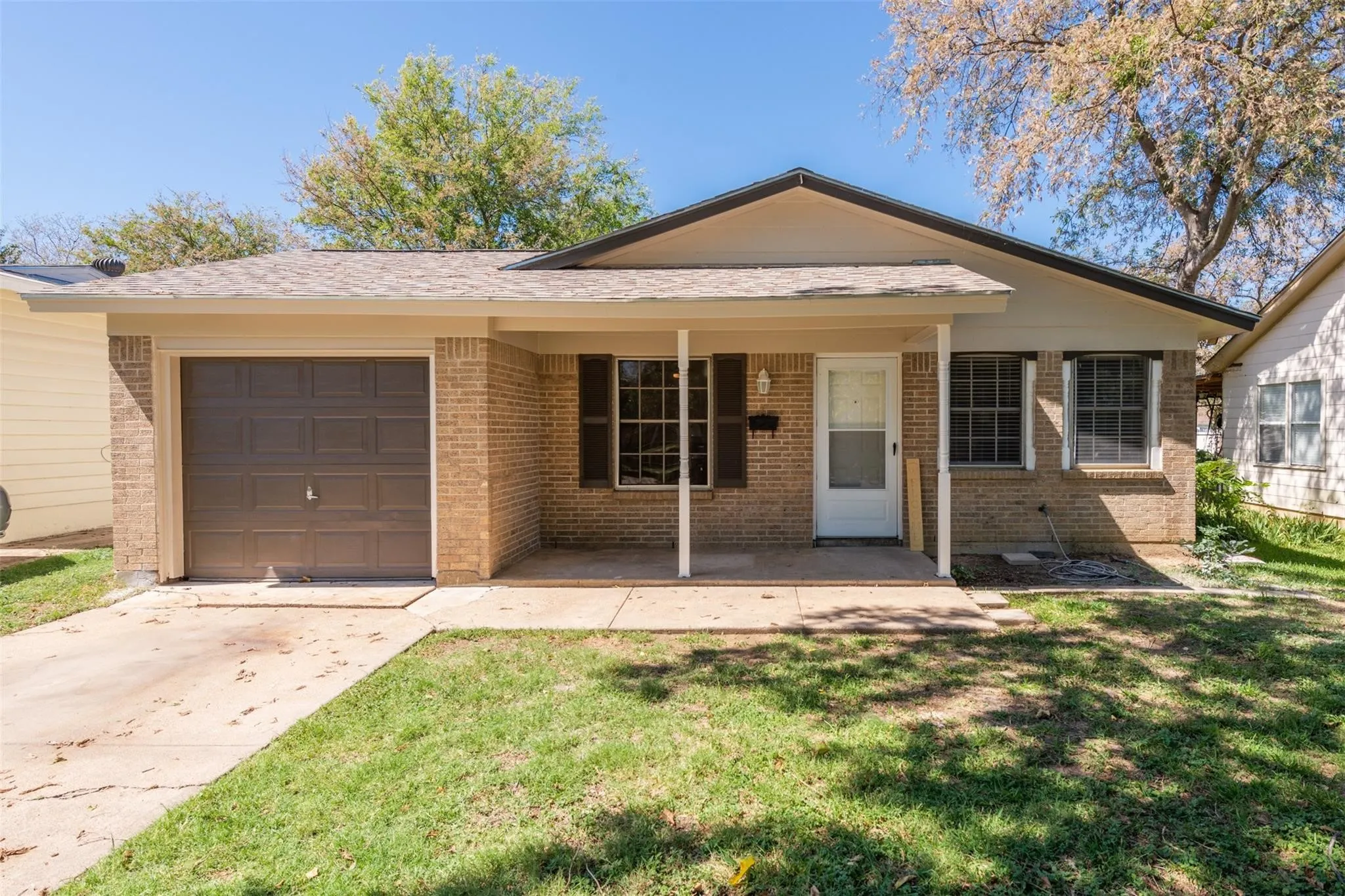 Single Family Residence For Rent in Tarrant County , 4024 Frazier Avenue, Fort Worth, Texas 76110, 2 Bedroom, 2 Bathroom, 1 Garage spaces, 983 Sqft, built in 1971, mls#21357851, Real Estate Agent in Fort Worth, Homes For Rent in Tarrant county, Homes For Rent in Fort Worth, Realtor in Fort Worth Texas, Real Estate Brokerage Independent Realty Texas, Luminita Cordes Realtor