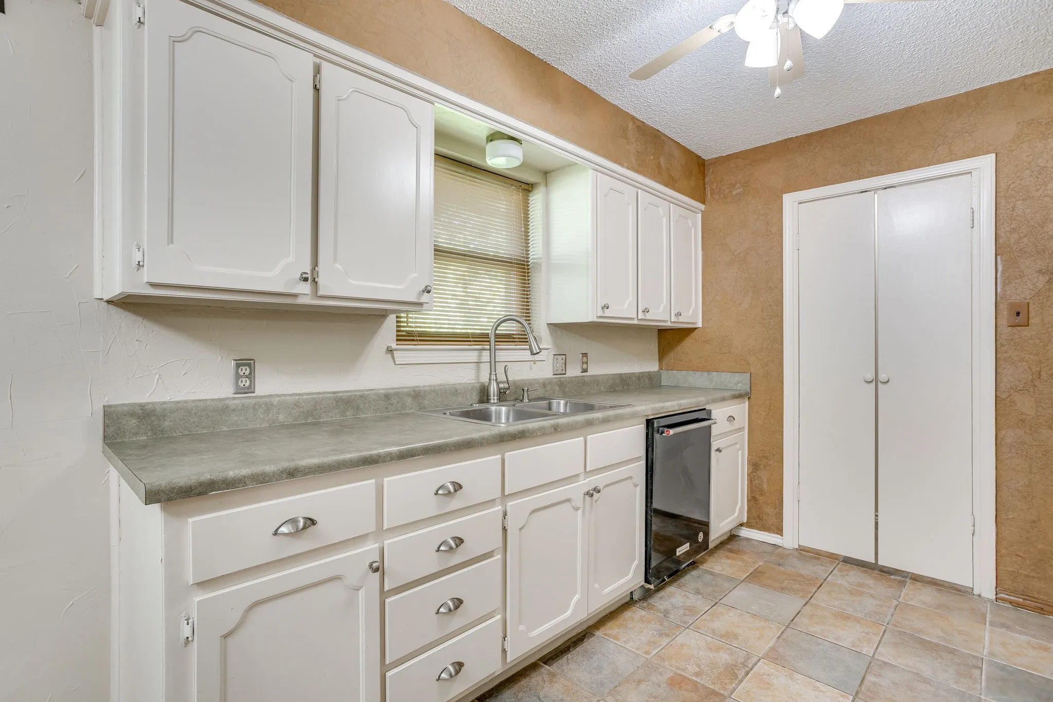 Single Family Residence For Sale in Tarrant County , 741 NW James Circle, Burleson, Texas 76028, 4 Bedroom, 2 Bathroom, 2 Garage spaces, 1,653 Sqft, built in 1979, mls#21355564, Real Estate Agent in Burleson, Homes For Sale in Tarrant county, Homes For Sale in Burleson, Realtor in Burleson Texas, Real Estate Brokerage Independent Realty Texas, Luminita Cordes Realtor