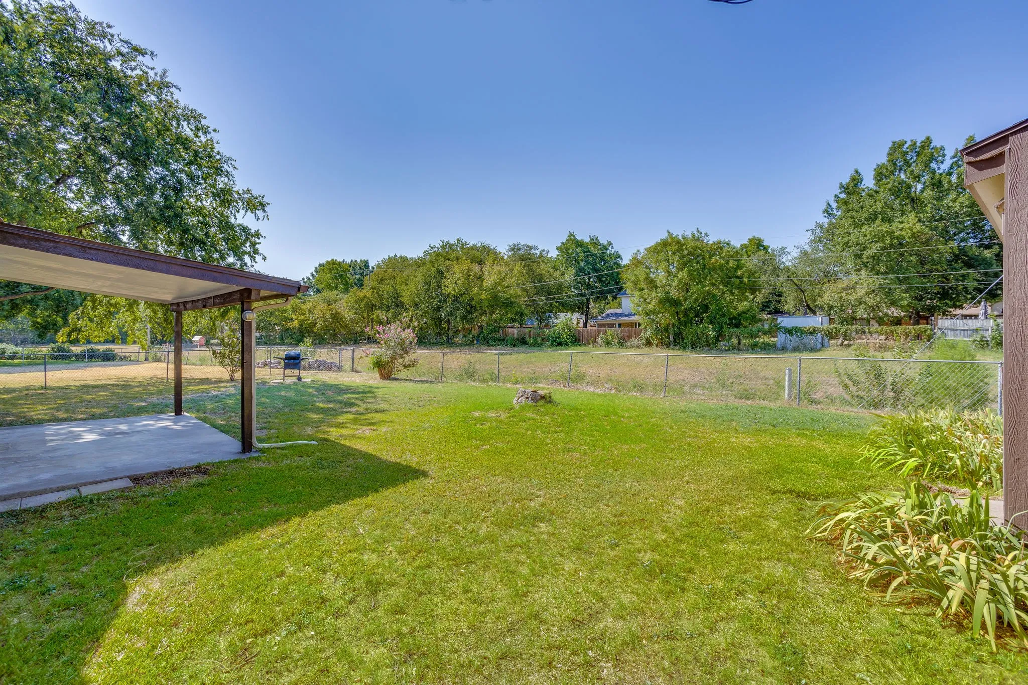 Single Family Residence For Sale in Tarrant County , 741 NW James Circle, Burleson, Texas 76028, 4 Bedroom, 2 Bathroom, 2 Garage spaces, 1,653 Sqft, built in 1979, mls#21355564, Real Estate Agent in Burleson, Homes For Sale in Tarrant county, Homes For Sale in Burleson, Realtor in Burleson Texas, Real Estate Brokerage Independent Realty Texas, Luminita Cordes Realtor