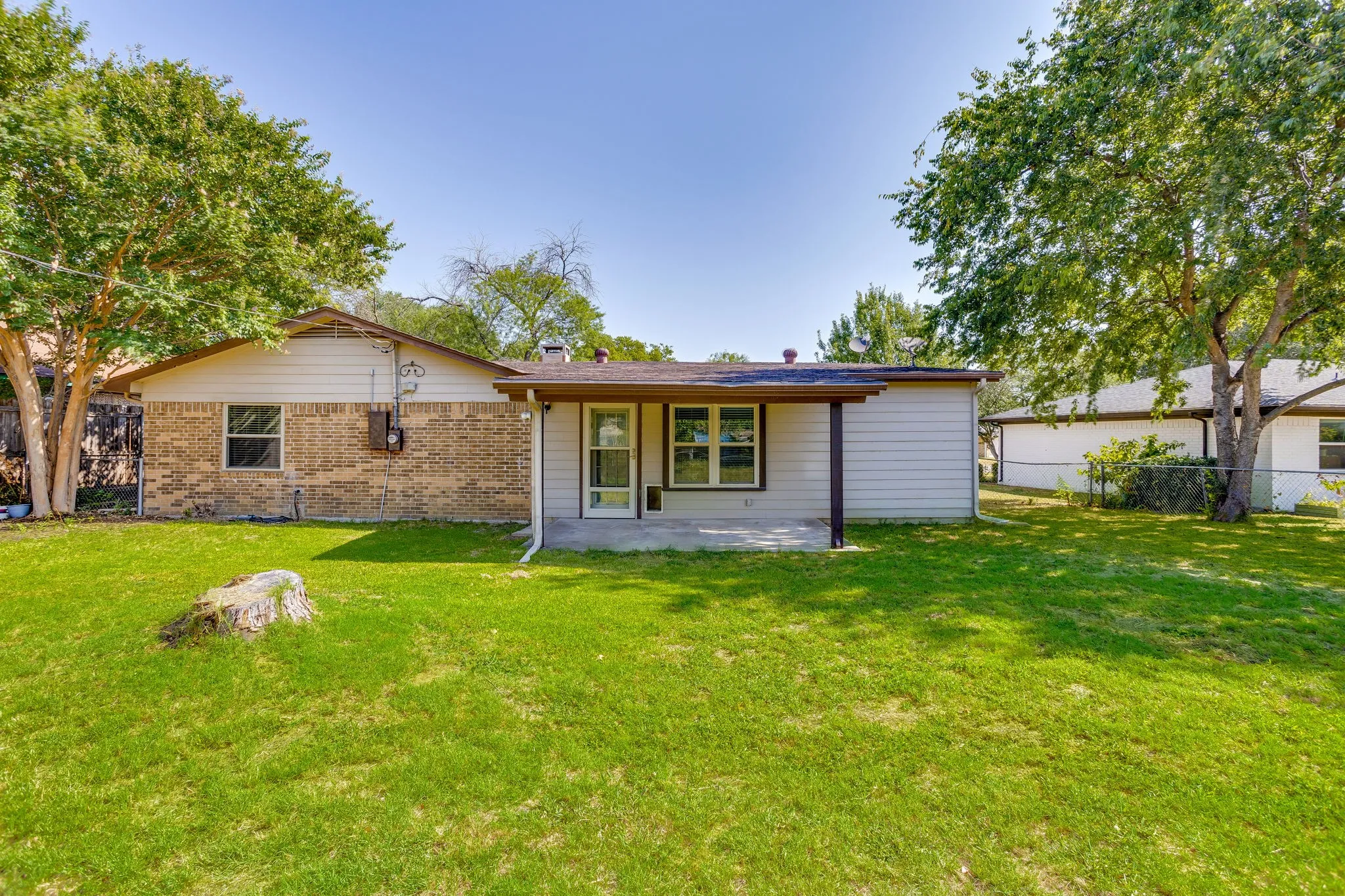 Single Family Residence For Sale in Tarrant County , 741 NW James Circle, Burleson, Texas 76028, 4 Bedroom, 2 Bathroom, 2 Garage spaces, 1,653 Sqft, built in 1979, mls#21355564, Real Estate Agent in Burleson, Homes For Sale in Tarrant county, Homes For Sale in Burleson, Realtor in Burleson Texas, Real Estate Brokerage Independent Realty Texas, Luminita Cordes Realtor
