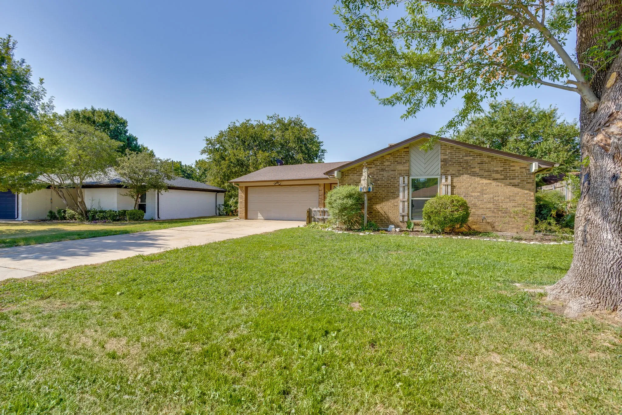 Single Family Residence For Sale in Tarrant County , 741 NW James Circle, Burleson, Texas 76028, 4 Bedroom, 2 Bathroom, 2 Garage spaces, 1,653 Sqft, built in 1979, mls#21355564, Real Estate Agent in Burleson, Homes For Sale in Tarrant county, Homes For Sale in Burleson, Realtor in Burleson Texas, Real Estate Brokerage Independent Realty Texas, Luminita Cordes Realtor