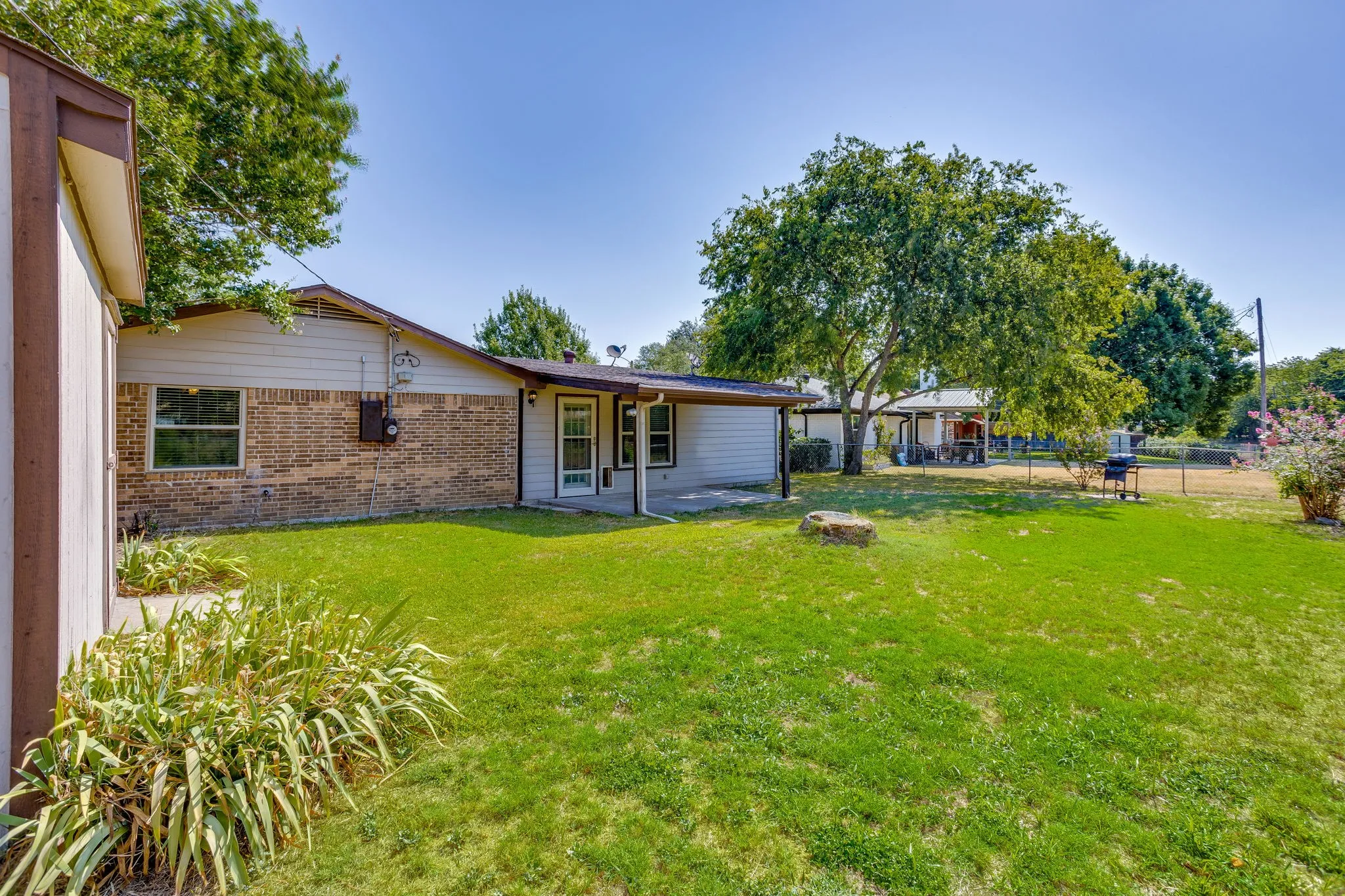 Single Family Residence For Sale in Tarrant County , 741 NW James Circle, Burleson, Texas 76028, 4 Bedroom, 2 Bathroom, 2 Garage spaces, 1,653 Sqft, built in 1979, mls#21355564, Real Estate Agent in Burleson, Homes For Sale in Tarrant county, Homes For Sale in Burleson, Realtor in Burleson Texas, Real Estate Brokerage Independent Realty Texas, Luminita Cordes Realtor