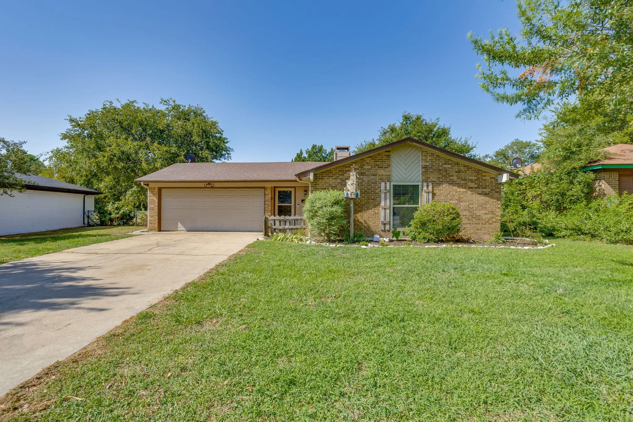 Single Family Residence For Sale in Tarrant County , 741 NW James Circle, Burleson, Texas 76028, 4 Bedroom, 2 Bathroom, 2 Garage spaces, 1,653 Sqft, built in 1979, mls#21355564, Real Estate Agent in Burleson, Homes For Sale in Tarrant county, Homes For Sale in Burleson, Realtor in Burleson Texas, Real Estate Brokerage Independent Realty Texas, Luminita Cordes Realtor