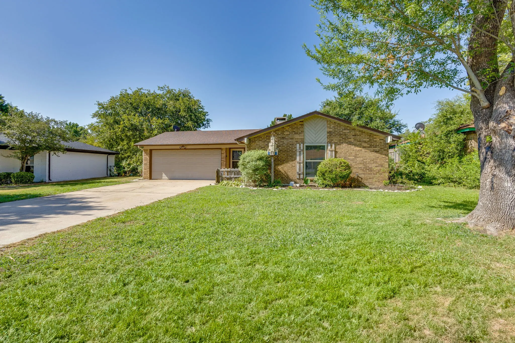Single Family Residence For Sale in Tarrant County , 741 NW James Circle, Burleson, Texas 76028, 4 Bedroom, 2 Bathroom, 2 Garage spaces, 1,653 Sqft, built in 1979, mls#21355564, Real Estate Agent in Burleson, Homes For Sale in Tarrant county, Homes For Sale in Burleson, Realtor in Burleson Texas, Real Estate Brokerage Independent Realty Texas, Luminita Cordes Realtor