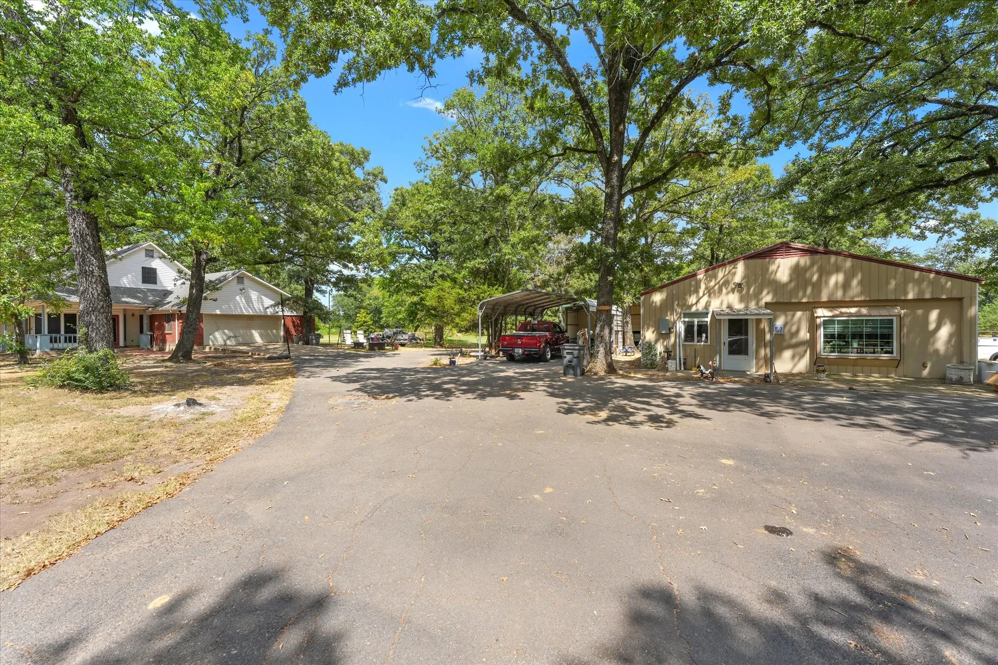 Single Family Residence For Sale in Rains County , 660 Rs County Road 1250, Emory, Texas 75440, 3 Bedroom, 2 Bathroom, 2 Garage spaces, 2,366 Sqft, built in 2001, mls#21355298, Real Estate Agent in Emory, Homes For Sale in Rains county, Homes For Sale in Emory, Realtor in Emory Texas, Real Estate Brokerage Independent Realty Texas, Luminita Cordes Realtor