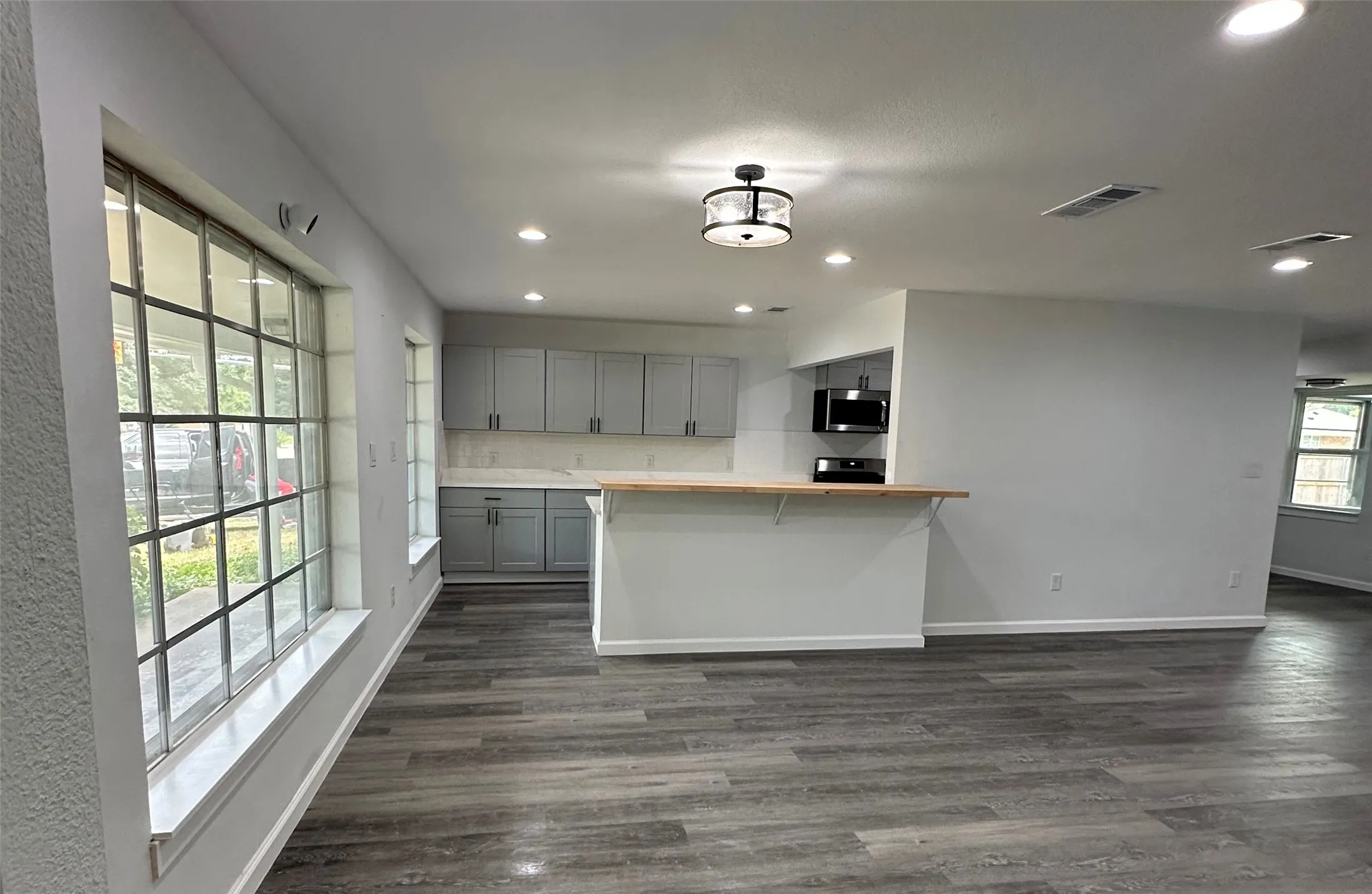 Single Family Residence For Sale in Tarrant County , 6201 Trail Lake Drive, Fort Worth, Texas 76133, 3 Bedroom, 2 Bathroom, 4 Garage spaces, 2,200 Sqft, built in 1967, mls#21357880, Real Estate Agent in Fort Worth, Homes For Sale in Tarrant county, Homes For Sale in Fort Worth, Realtor in Fort Worth Texas, Real Estate Brokerage Independent Realty Texas, Luminita Cordes Realtor