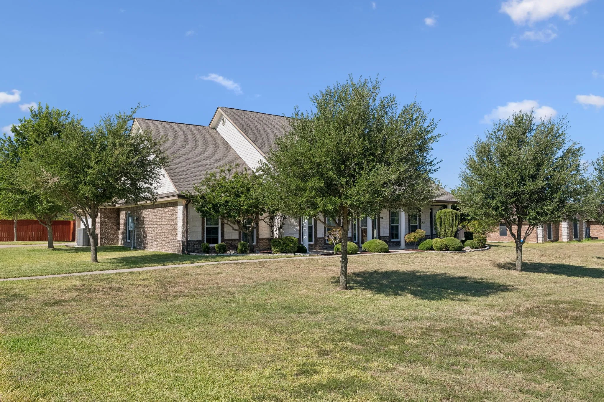Single Family Residence For Sale in Coryell County , 113 Coleton Drive, Copperas Cove, Texas 76522, 4 Bedroom, 3 Bathroom, 2 Garage spaces, 2,371 Sqft, built in 2010, mls#21357503, Real Estate Agent in Copperas Cove, Homes For Sale in Coryell county, Homes For Sale in Copperas Cove, Realtor in Copperas Cove Texas, Real Estate Brokerage Independent Realty Texas, Luminita Cordes Realtor