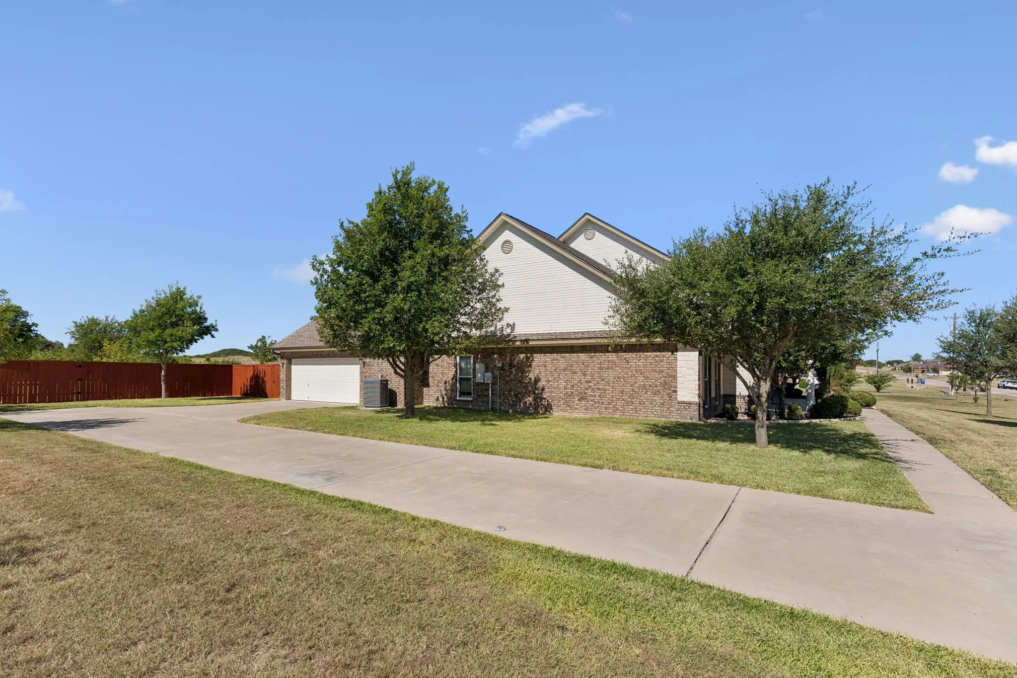 Single Family Residence For Sale in Coryell County , 113 Coleton Drive, Copperas Cove, Texas 76522, 4 Bedroom, 3 Bathroom, 2 Garage spaces, 2,371 Sqft, built in 2010, mls#21357503, Real Estate Agent in Copperas Cove, Homes For Sale in Coryell county, Homes For Sale in Copperas Cove, Realtor in Copperas Cove Texas, Real Estate Brokerage Independent Realty Texas, Luminita Cordes Realtor