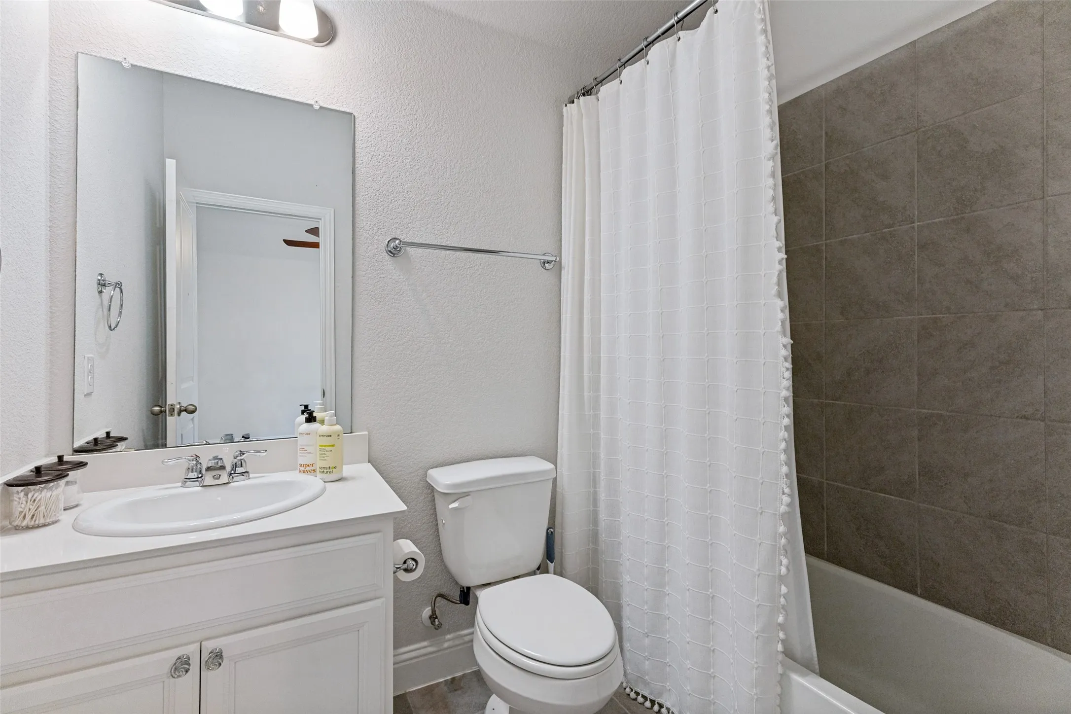 Single Family Residence For Rent in Tarrant County , 11761 Wulstone Road, Fort Worth, Texas 76052, 4 Bedroom, 4 Bathroom, 2 Garage spaces, 2,747 Sqft, built in 2020, mls#21357030, Real Estate Agent in Fort Worth, Homes For Rent in Tarrant county, Homes For Rent in Fort Worth, Realtor in Fort Worth Texas, Real Estate Brokerage Independent Realty Texas, Luminita Cordes Realtor