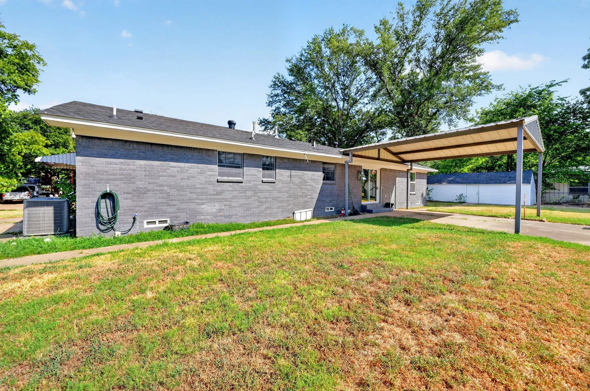 Single Family Residence For Sale in Kaufman County , 205 N 1st Street, Mabank, Texas 75147, 4 Bedroom, 2 Bathroom, Garage spaces, 1,770 Sqft, built in 1969, mls#21350468, Real Estate Agent in Mabank, Homes For Sale in Kaufman county, Homes For Sale in Mabank, Realtor in Mabank Texas, Real Estate Brokerage Independent Realty Texas, Luminita Cordes Realtor