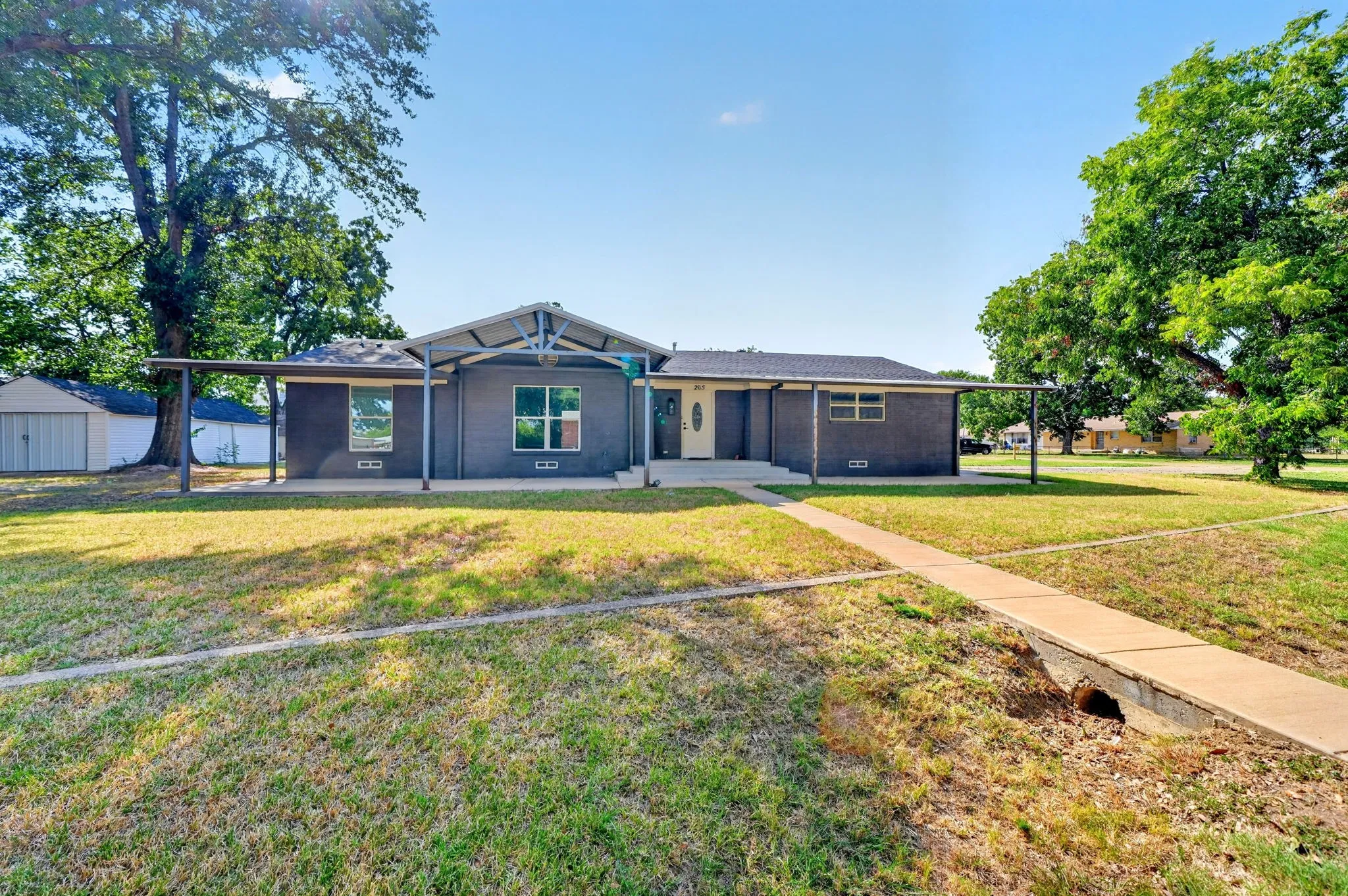 Single Family Residence For Sale in Kaufman County , 205 N 1st Street, Mabank, Texas 75147, 4 Bedroom, 2 Bathroom, Garage spaces, 1,770 Sqft, built in 1969, mls#21350468, Real Estate Agent in Mabank, Homes For Sale in Kaufman county, Homes For Sale in Mabank, Realtor in Mabank Texas, Real Estate Brokerage Independent Realty Texas, Luminita Cordes Realtor