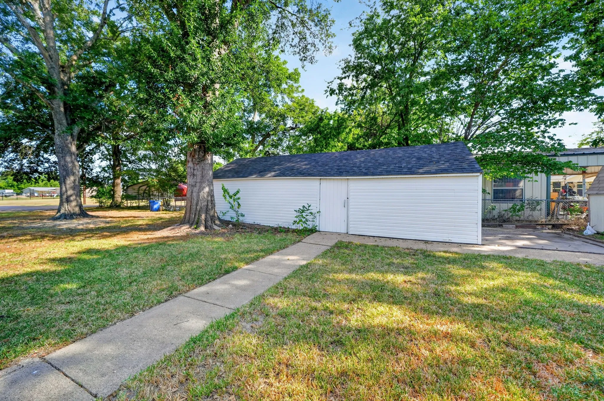 Single Family Residence For Sale in Kaufman County , 205 N 1st Street, Mabank, Texas 75147, 4 Bedroom, 2 Bathroom, Garage spaces, 1,770 Sqft, built in 1969, mls#21350468, Real Estate Agent in Mabank, Homes For Sale in Kaufman county, Homes For Sale in Mabank, Realtor in Mabank Texas, Real Estate Brokerage Independent Realty Texas, Luminita Cordes Realtor