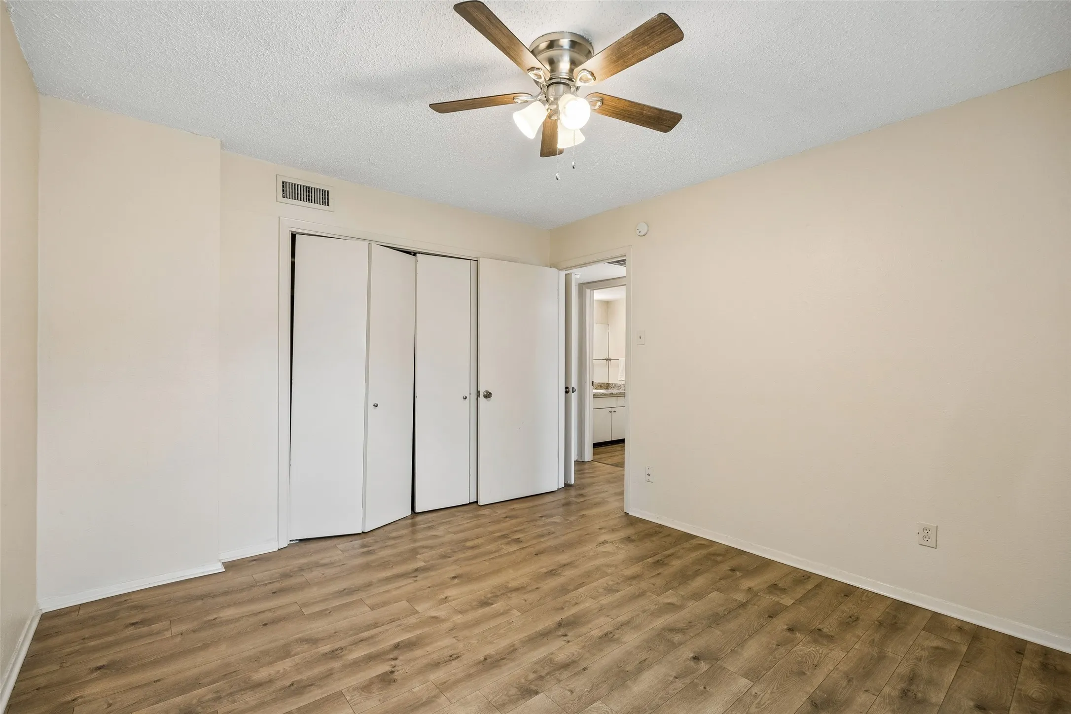 Condominium For Sale in Dallas County , 5138 Amesbury Drive 211, Dallas, Texas 75206, 2 Bedroom, 2 Bathroom, Garage spaces, 1,008 Sqft, built in 1970, mls#21358076, Real Estate Agent in Dallas, Homes For Sale in Dallas county, Homes For Sale in Dallas, Realtor in Dallas Texas, Real Estate Brokerage Independent Realty Texas, Luminita Cordes Realtor