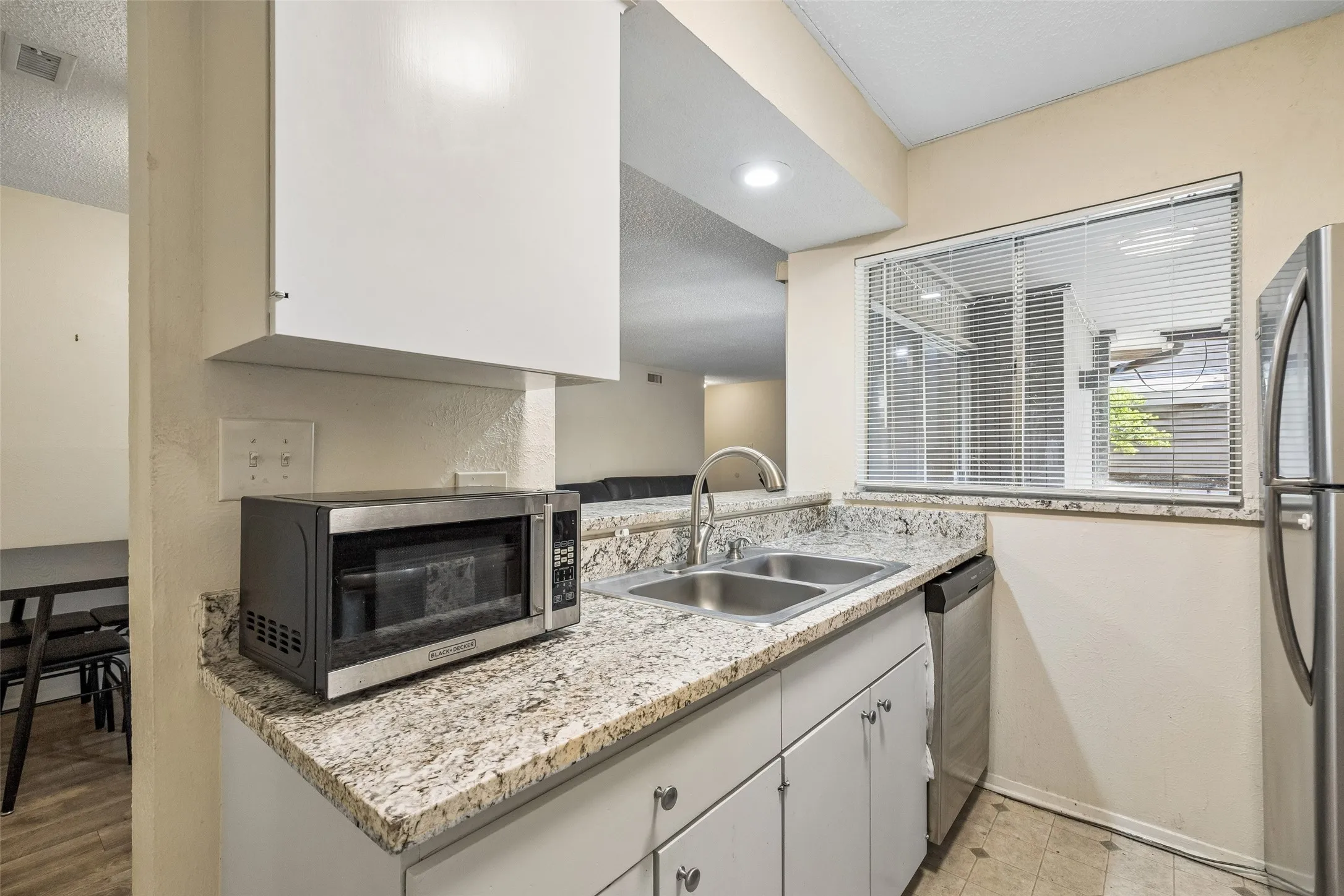 Condominium For Sale in Dallas County , 5138 Amesbury Drive 211, Dallas, Texas 75206, 2 Bedroom, 2 Bathroom, Garage spaces, 1,008 Sqft, built in 1970, mls#21358076, Real Estate Agent in Dallas, Homes For Sale in Dallas county, Homes For Sale in Dallas, Realtor in Dallas Texas, Real Estate Brokerage Independent Realty Texas, Luminita Cordes Realtor