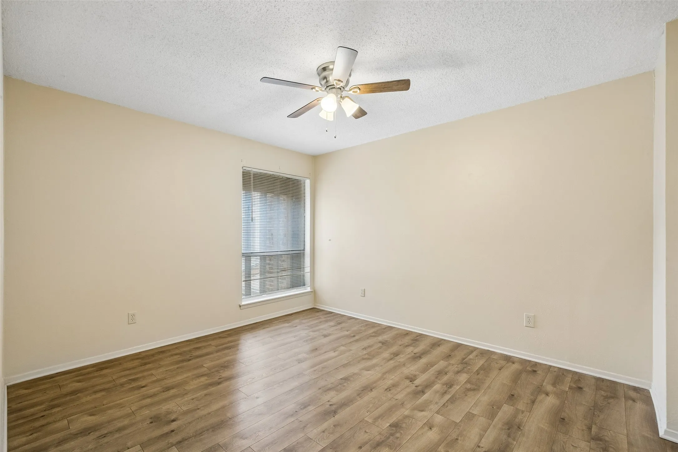 Condominium For Sale in Dallas County , 5138 Amesbury Drive 211, Dallas, Texas 75206, 2 Bedroom, 2 Bathroom, Garage spaces, 1,008 Sqft, built in 1970, mls#21358076, Real Estate Agent in Dallas, Homes For Sale in Dallas county, Homes For Sale in Dallas, Realtor in Dallas Texas, Real Estate Brokerage Independent Realty Texas, Luminita Cordes Realtor