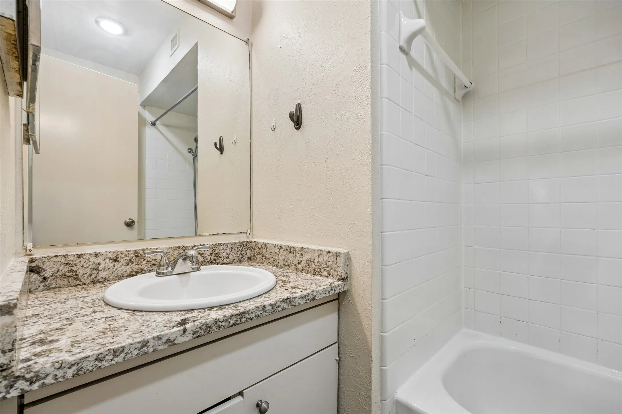 Condominium For Sale in Dallas County , 5138 Amesbury Drive 211, Dallas, Texas 75206, 2 Bedroom, 2 Bathroom, Garage spaces, 1,008 Sqft, built in 1970, mls#21358076, Real Estate Agent in Dallas, Homes For Sale in Dallas county, Homes For Sale in Dallas, Realtor in Dallas Texas, Real Estate Brokerage Independent Realty Texas, Luminita Cordes Realtor
