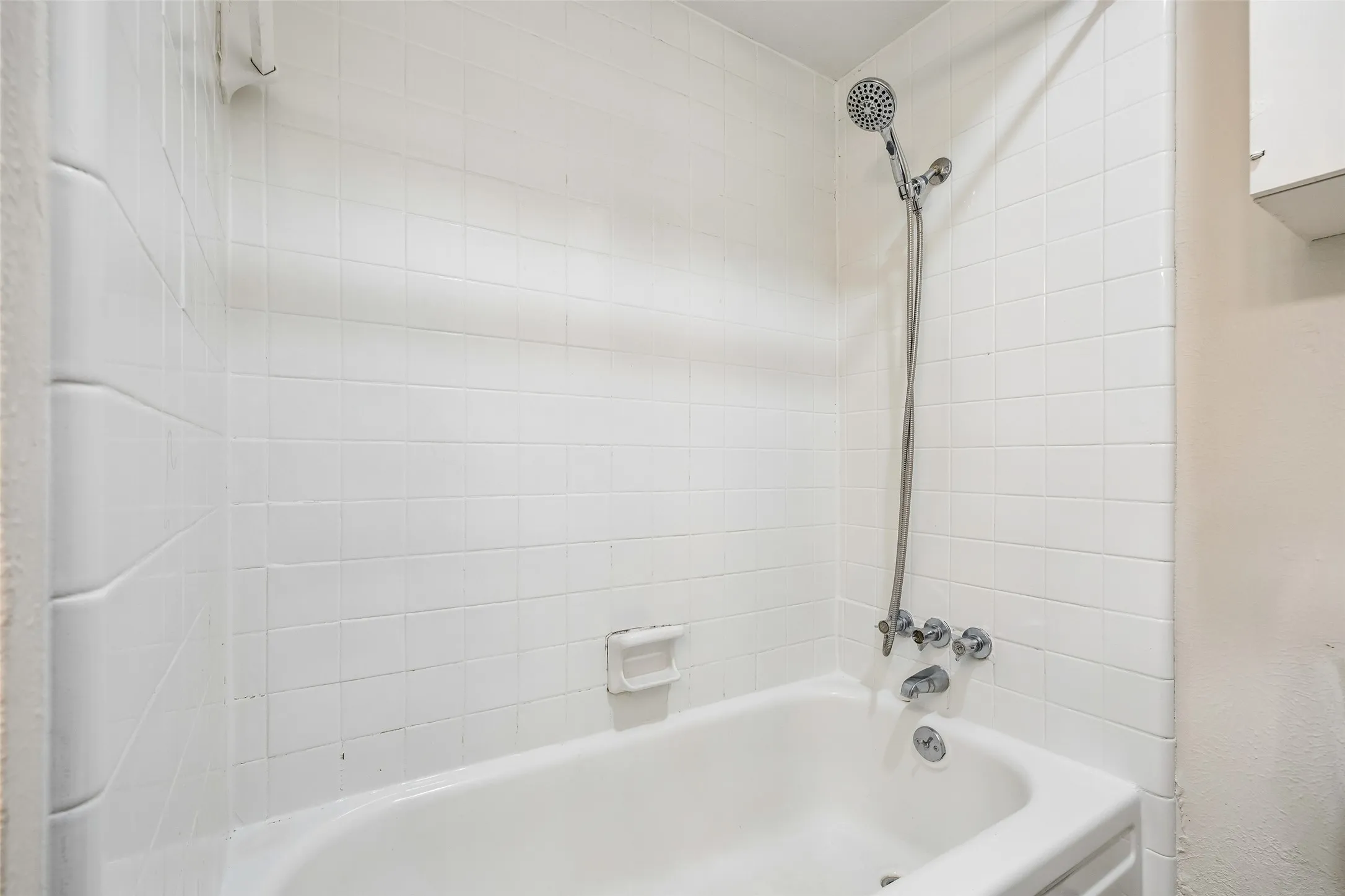Condominium For Sale in Dallas County , 5138 Amesbury Drive 211, Dallas, Texas 75206, 2 Bedroom, 2 Bathroom, Garage spaces, 1,008 Sqft, built in 1970, mls#21358076, Real Estate Agent in Dallas, Homes For Sale in Dallas county, Homes For Sale in Dallas, Realtor in Dallas Texas, Real Estate Brokerage Independent Realty Texas, Luminita Cordes Realtor