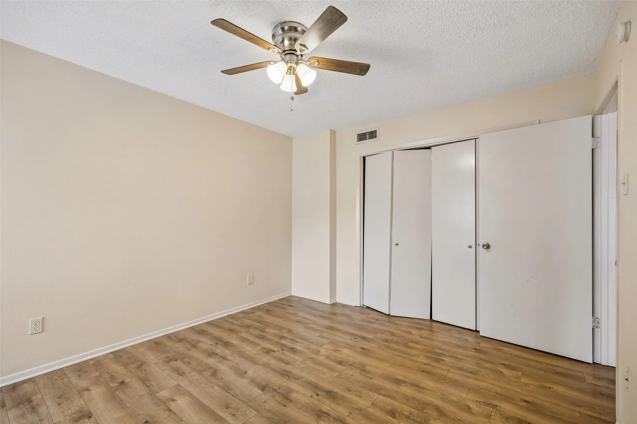 Condominium For Sale in Dallas County , 5138 Amesbury Drive 211, Dallas, Texas 75206, 2 Bedroom, 2 Bathroom, Garage spaces, 1,008 Sqft, built in 1970, mls#21358076, Real Estate Agent in Dallas, Homes For Sale in Dallas county, Homes For Sale in Dallas, Realtor in Dallas Texas, Real Estate Brokerage Independent Realty Texas, Luminita Cordes Realtor