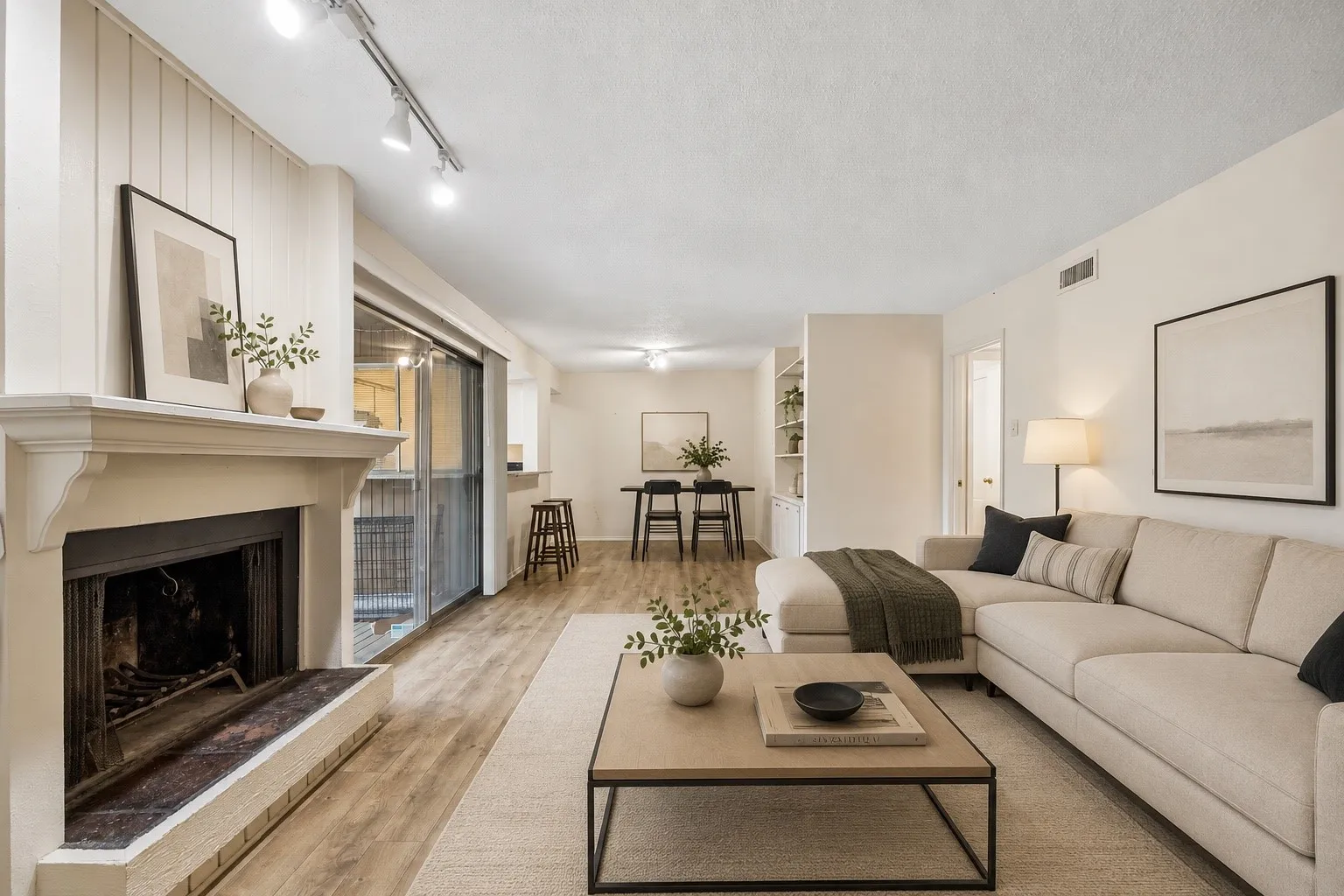 Condominium For Sale in Dallas County , 5138 Amesbury Drive 211, Dallas, Texas 75206, 2 Bedroom, 2 Bathroom, Garage spaces, 1,008 Sqft, built in 1970, mls#21358076, Real Estate Agent in Dallas, Homes For Sale in Dallas county, Homes For Sale in Dallas, Realtor in Dallas Texas, Real Estate Brokerage Independent Realty Texas, Luminita Cordes Realtor